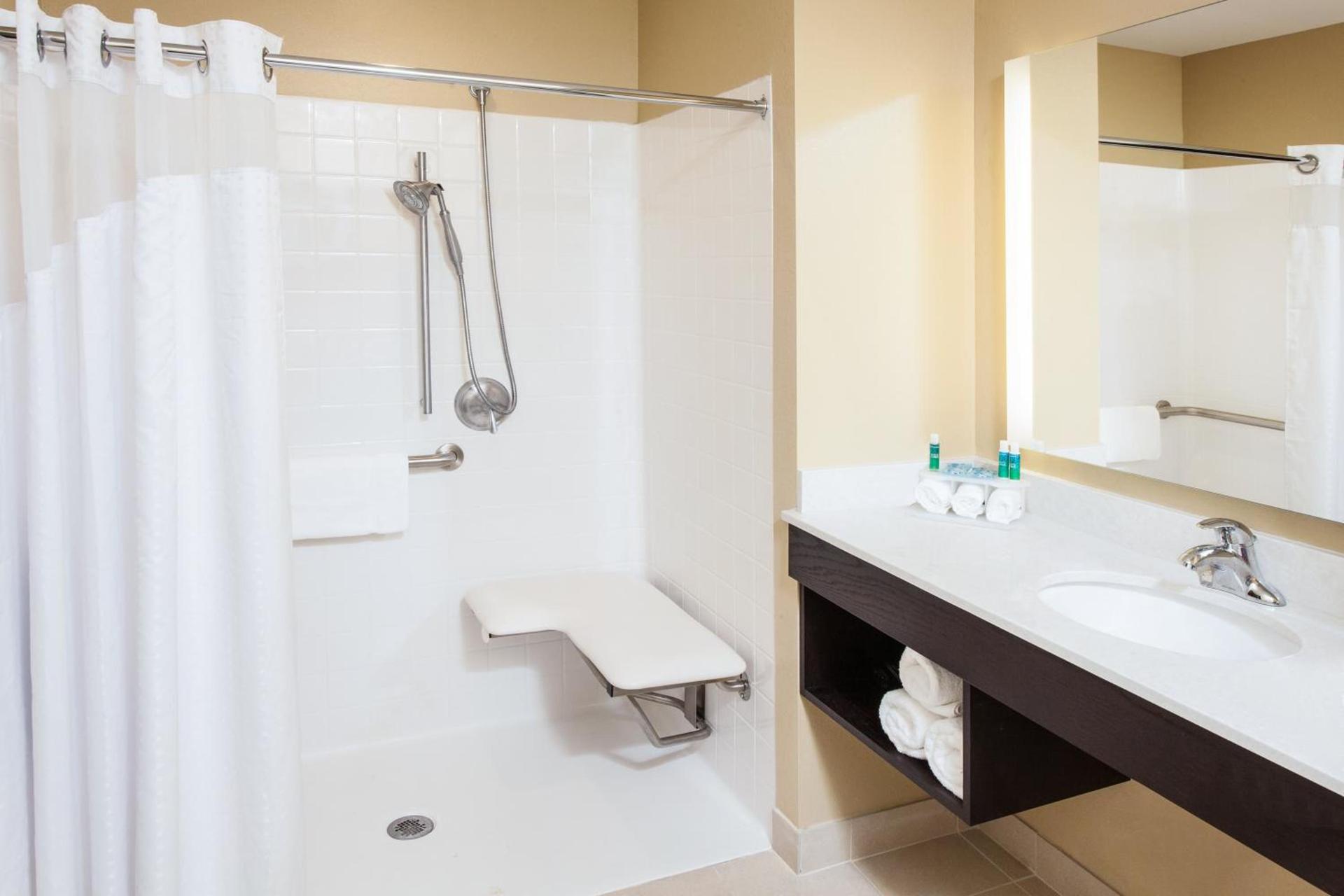 Holiday Inn Express & Suites Sandusky by IHG photo 11