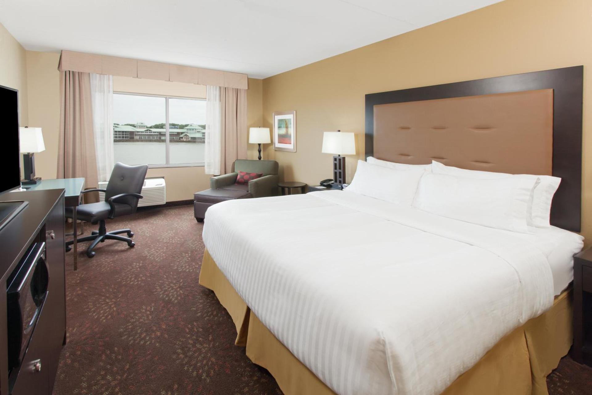 Holiday Inn Express & Suites Sandusky by IHG photo 33
