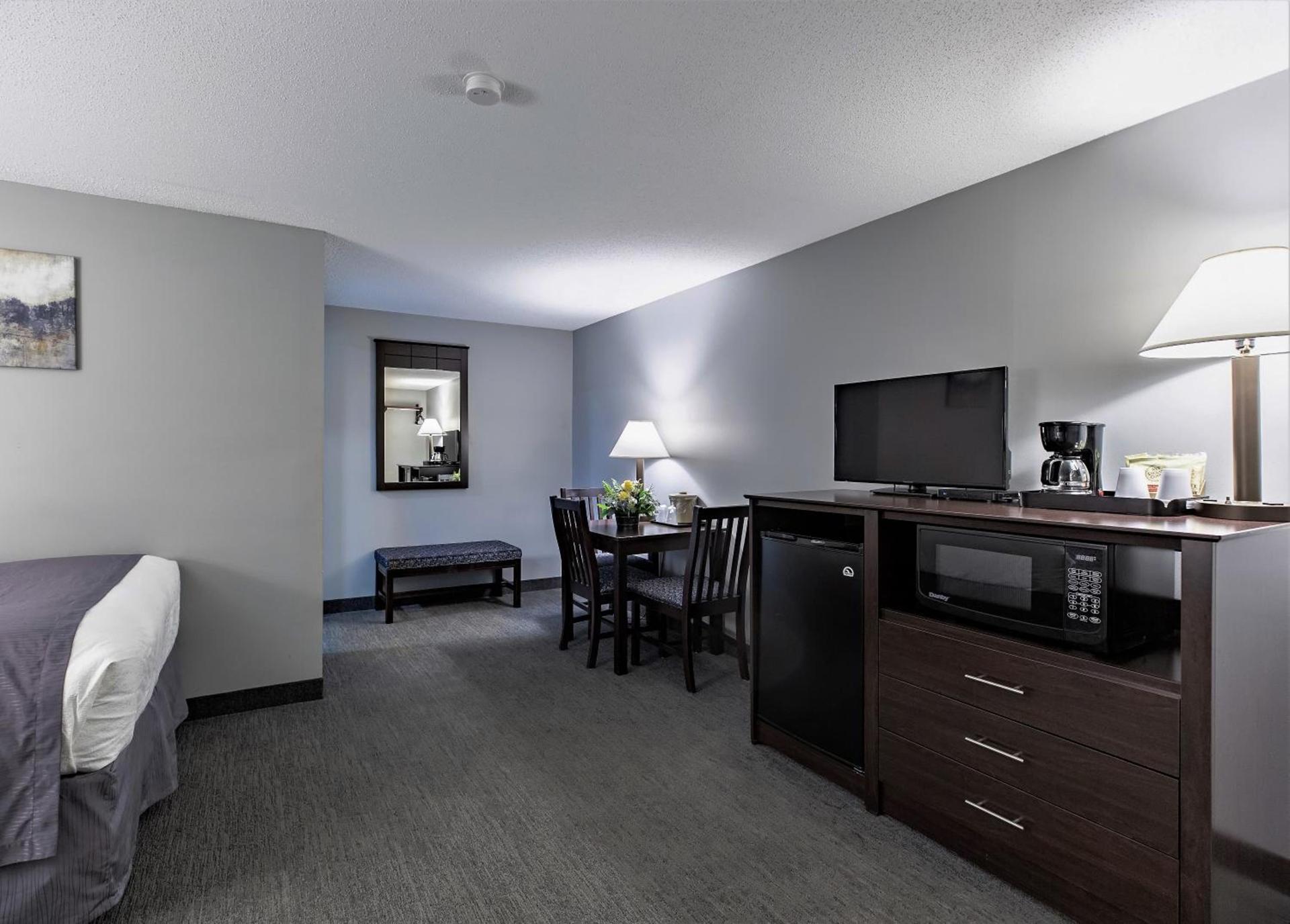 Mt. Madison Inn & Suites photo 14