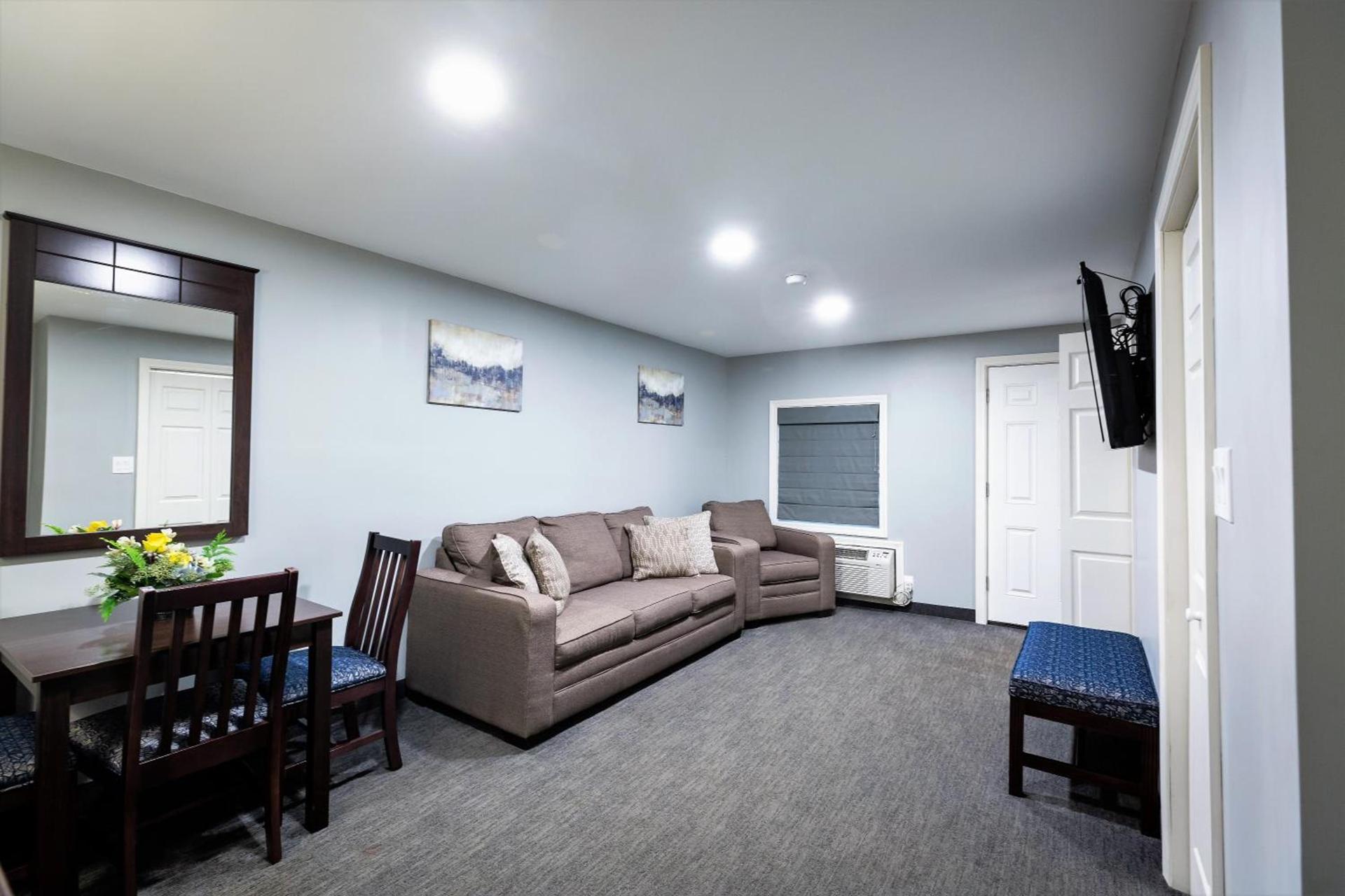 Mt. Madison Inn & Suites photo 28