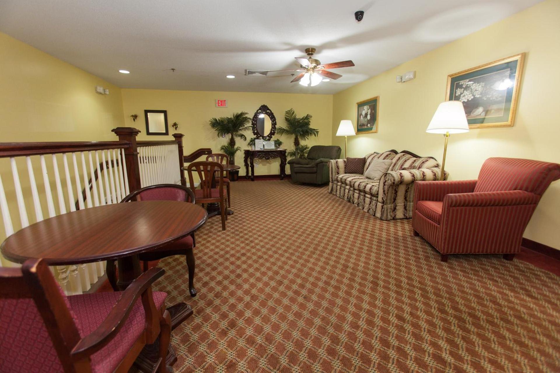 Douglas Inn & Suites photo 11