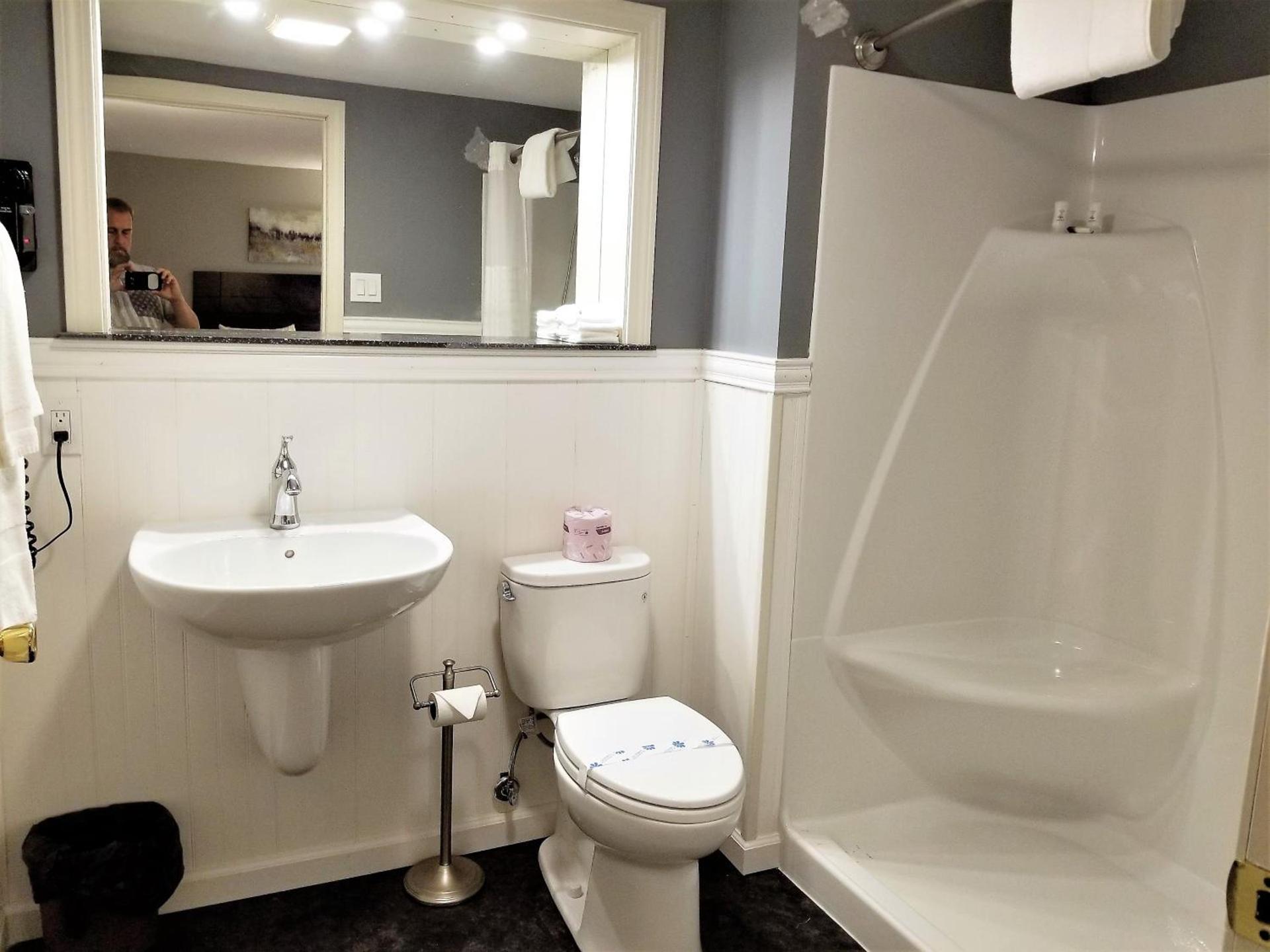Mt. Madison Inn & Suites photo 13
