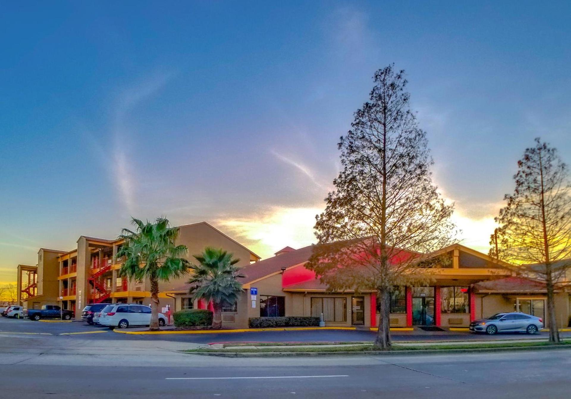 Howard Johnson by Wyndham Houston Hobby Airport photo 37