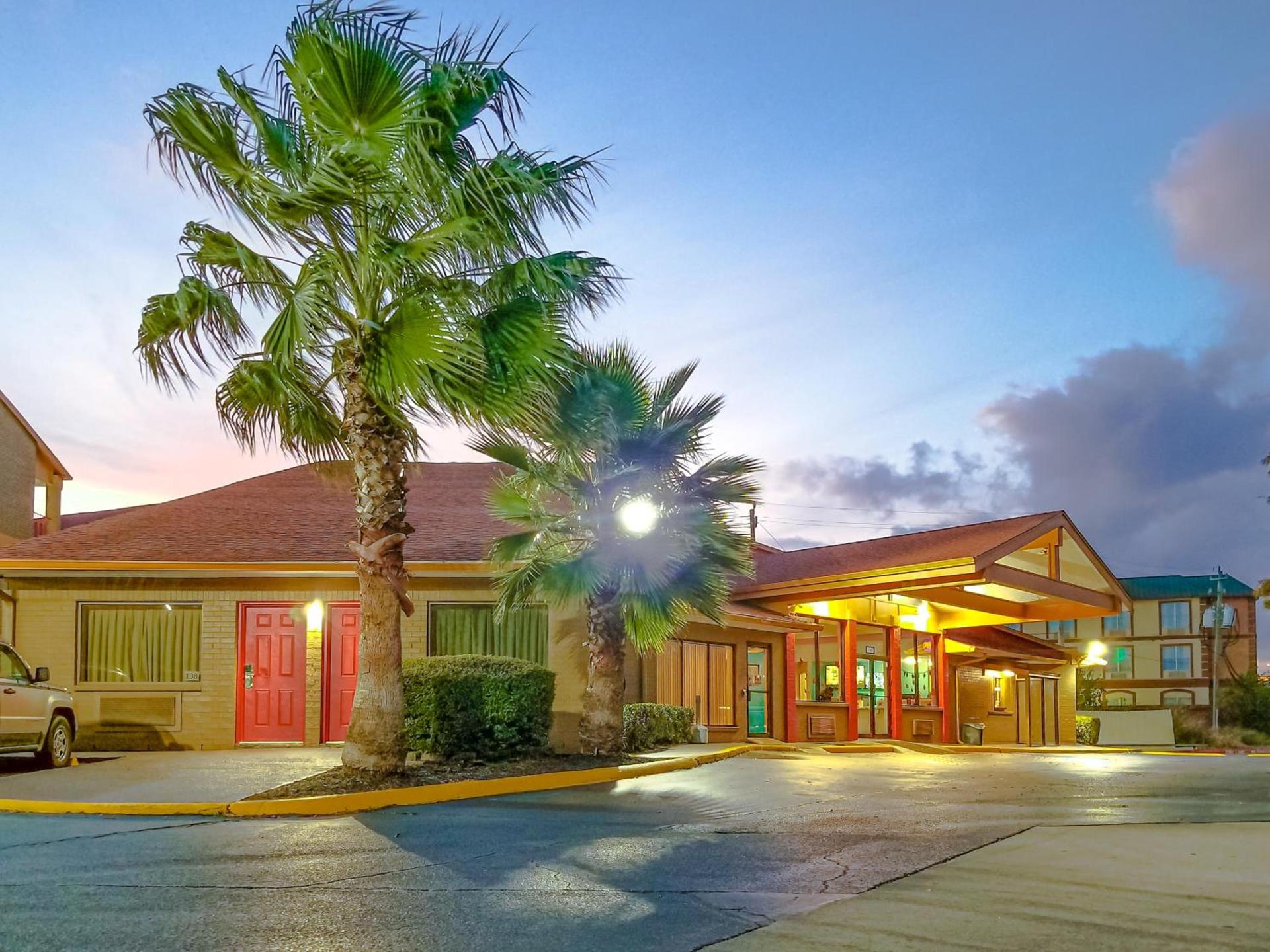 Howard Johnson by Wyndham Houston Hobby Airport photo 41