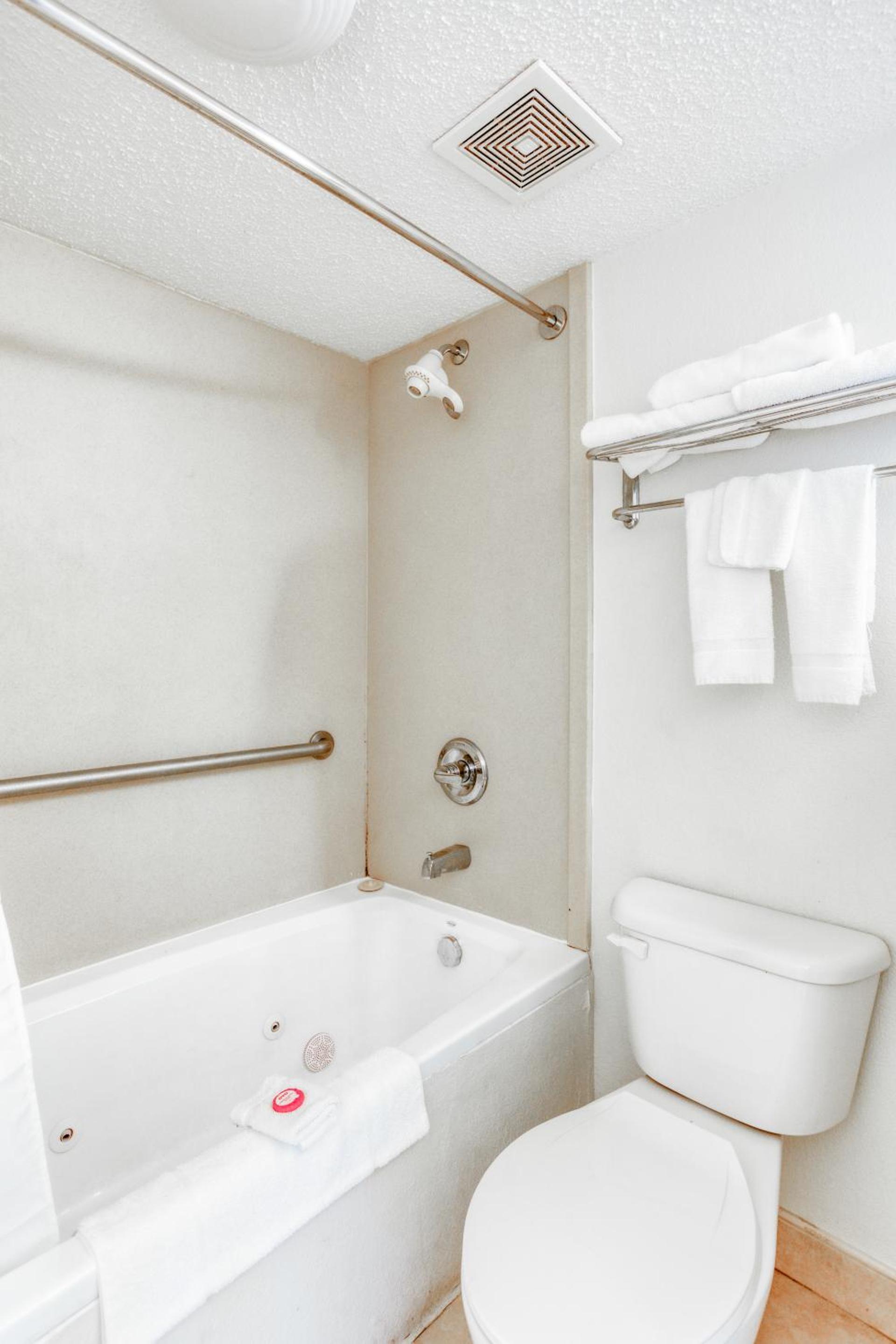 OYO Townhouse Owensboro West photo 18