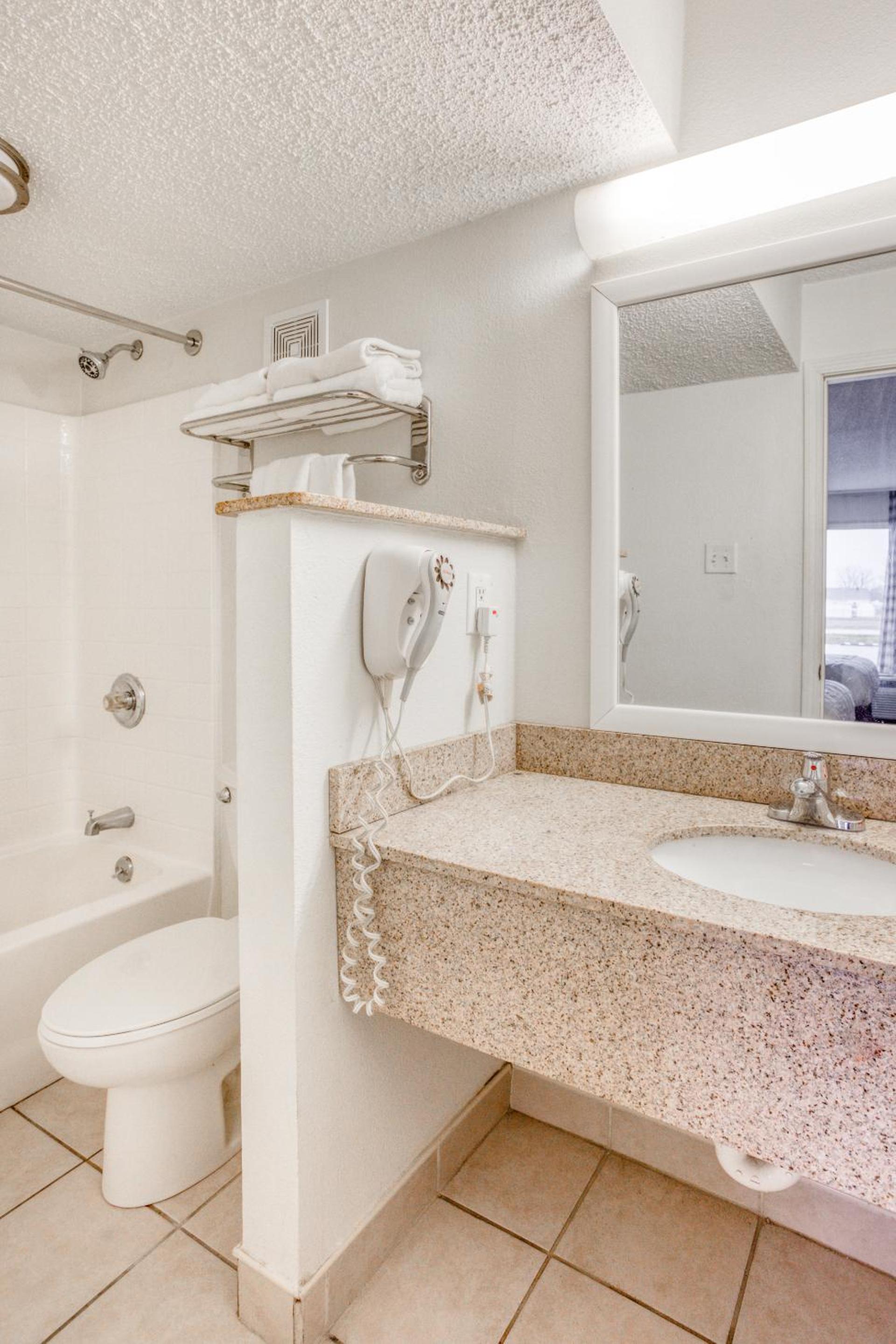 OYO Townhouse Owensboro West photo 14