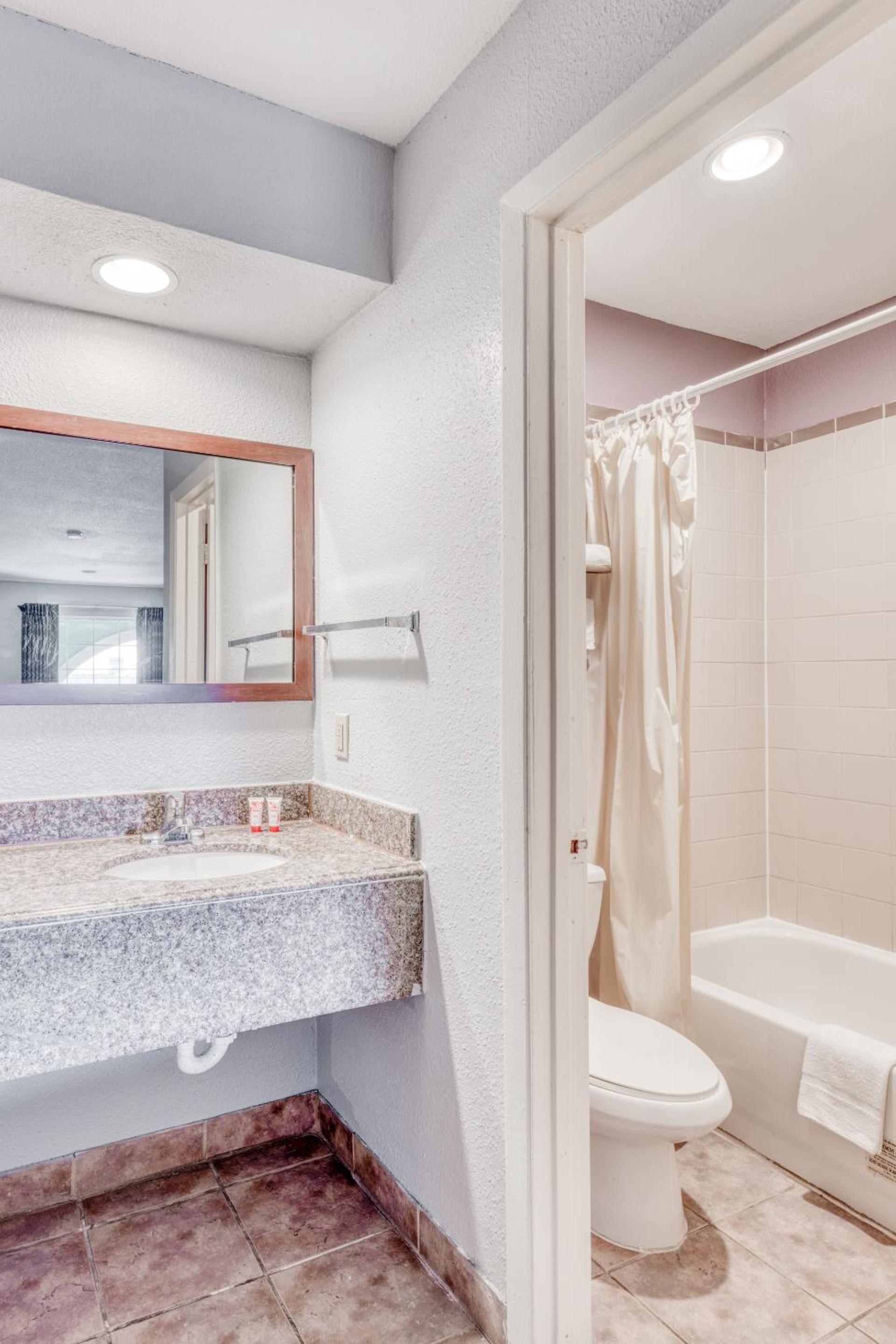 Sienna Inn Channelview, TX photo 23