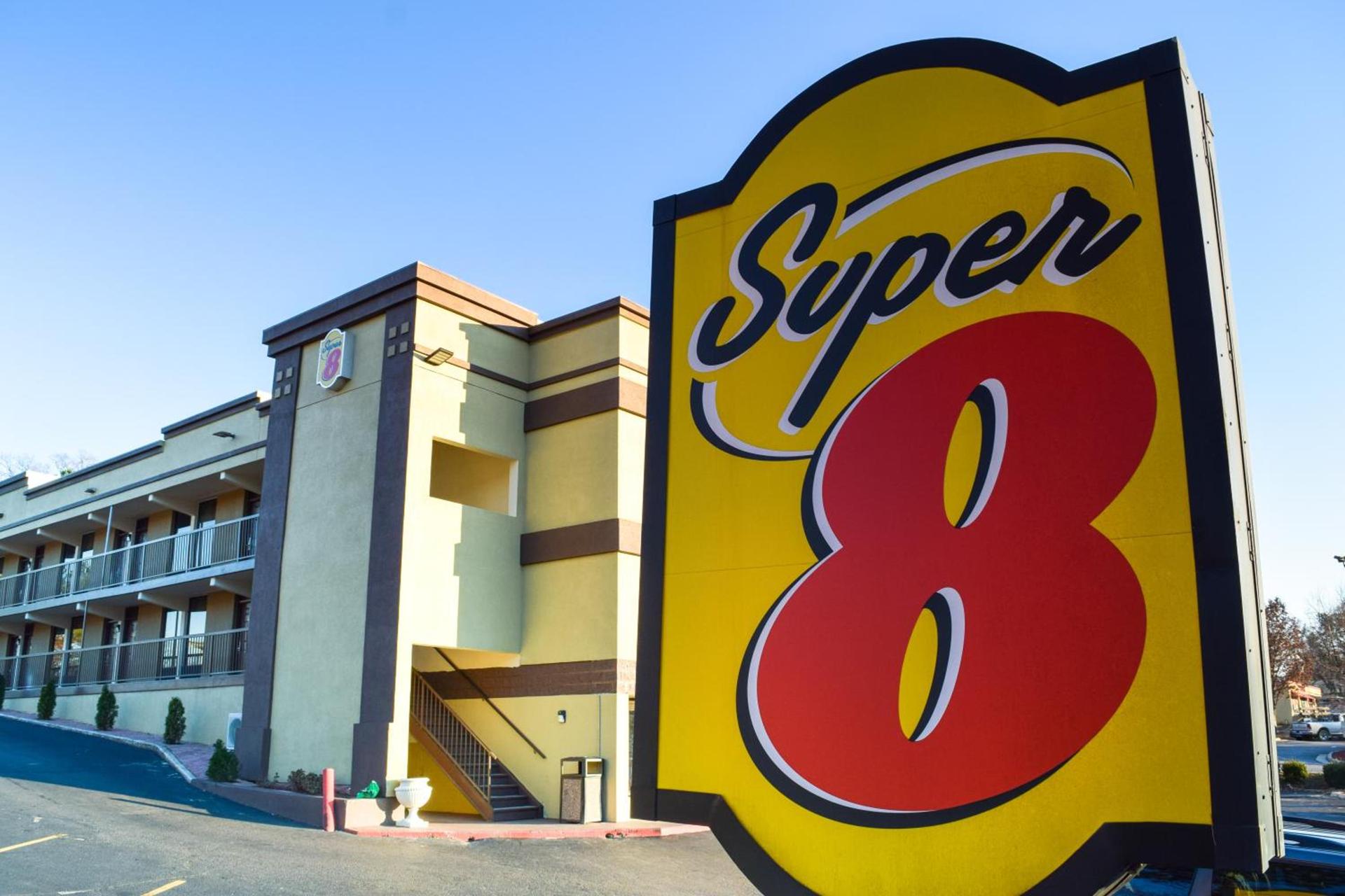 Super 8 by Wyndham Raleigh Downtown photo 16