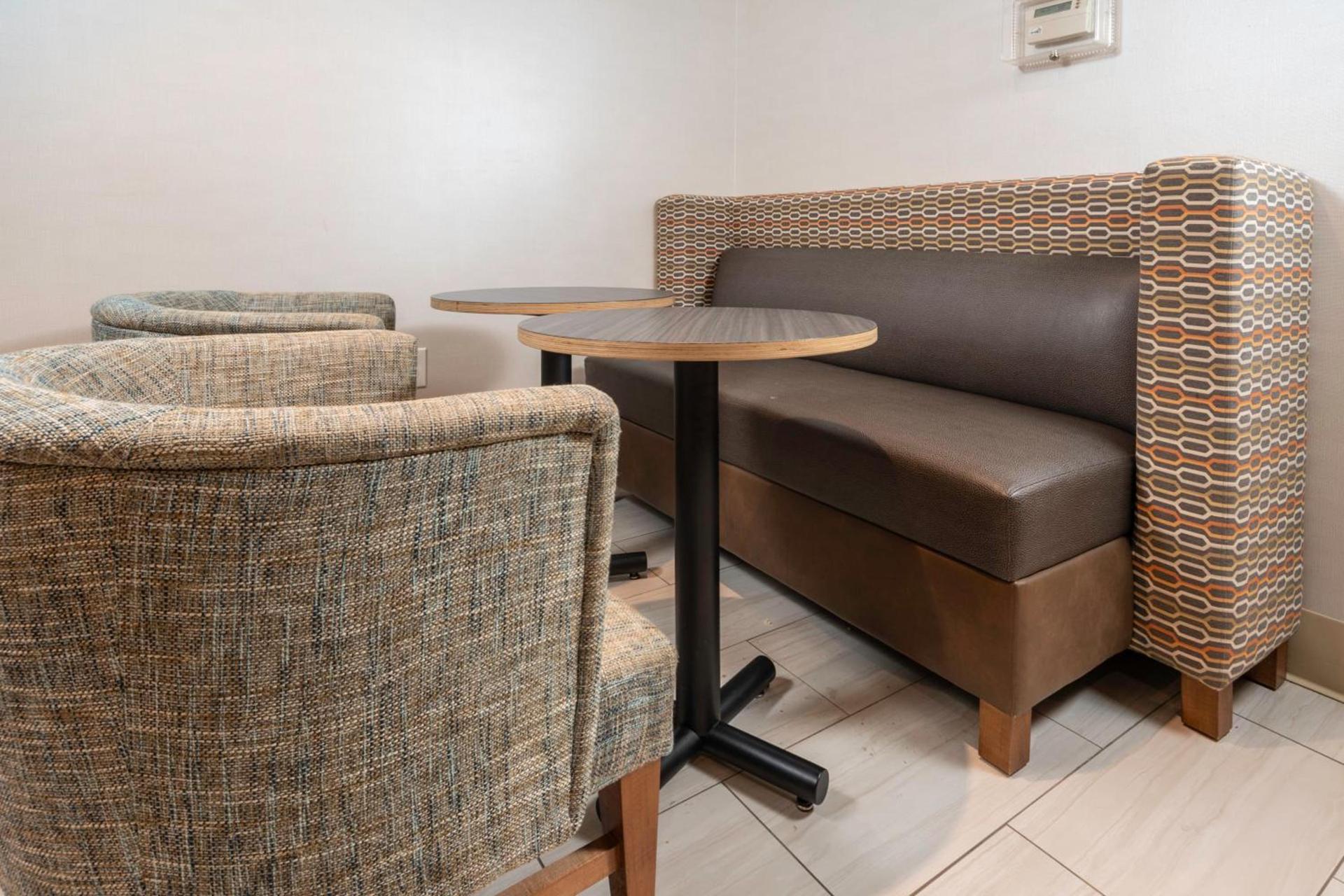 Holiday Inn Express Rochelle by IHG photo 32