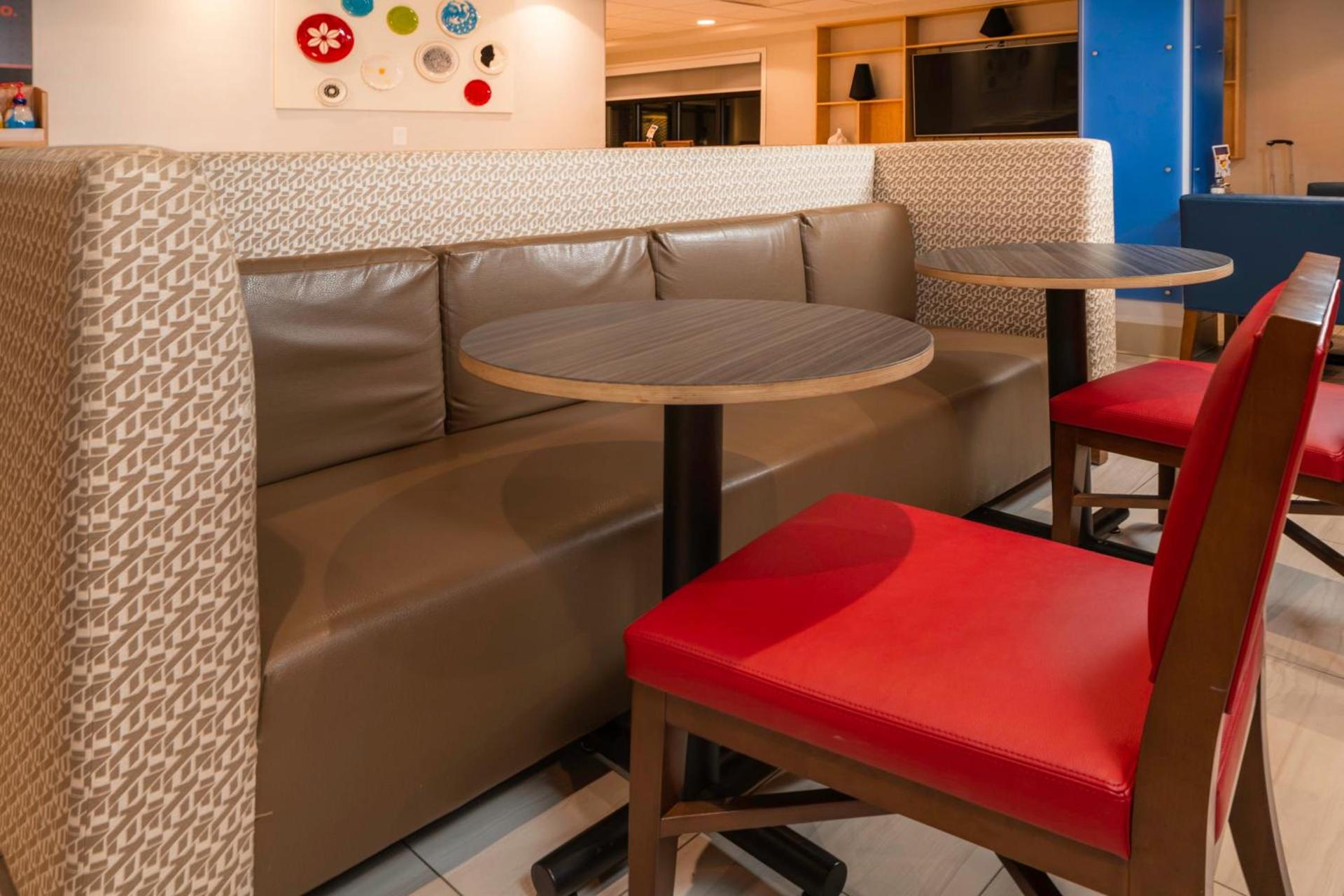 Holiday Inn Express Rochelle by IHG photo 28