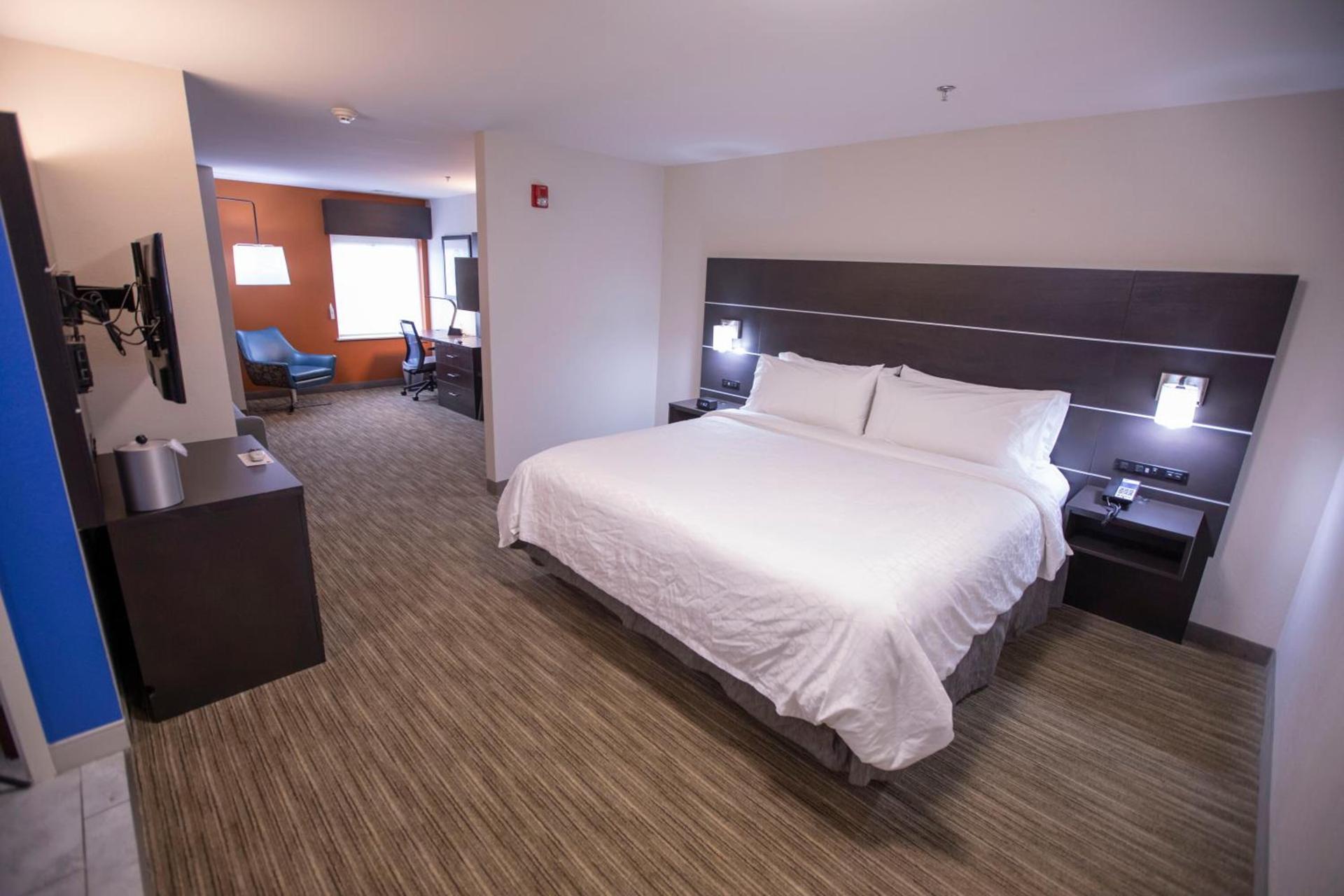 Holiday Inn Express & Suites Locust Grove by IHG photo 5