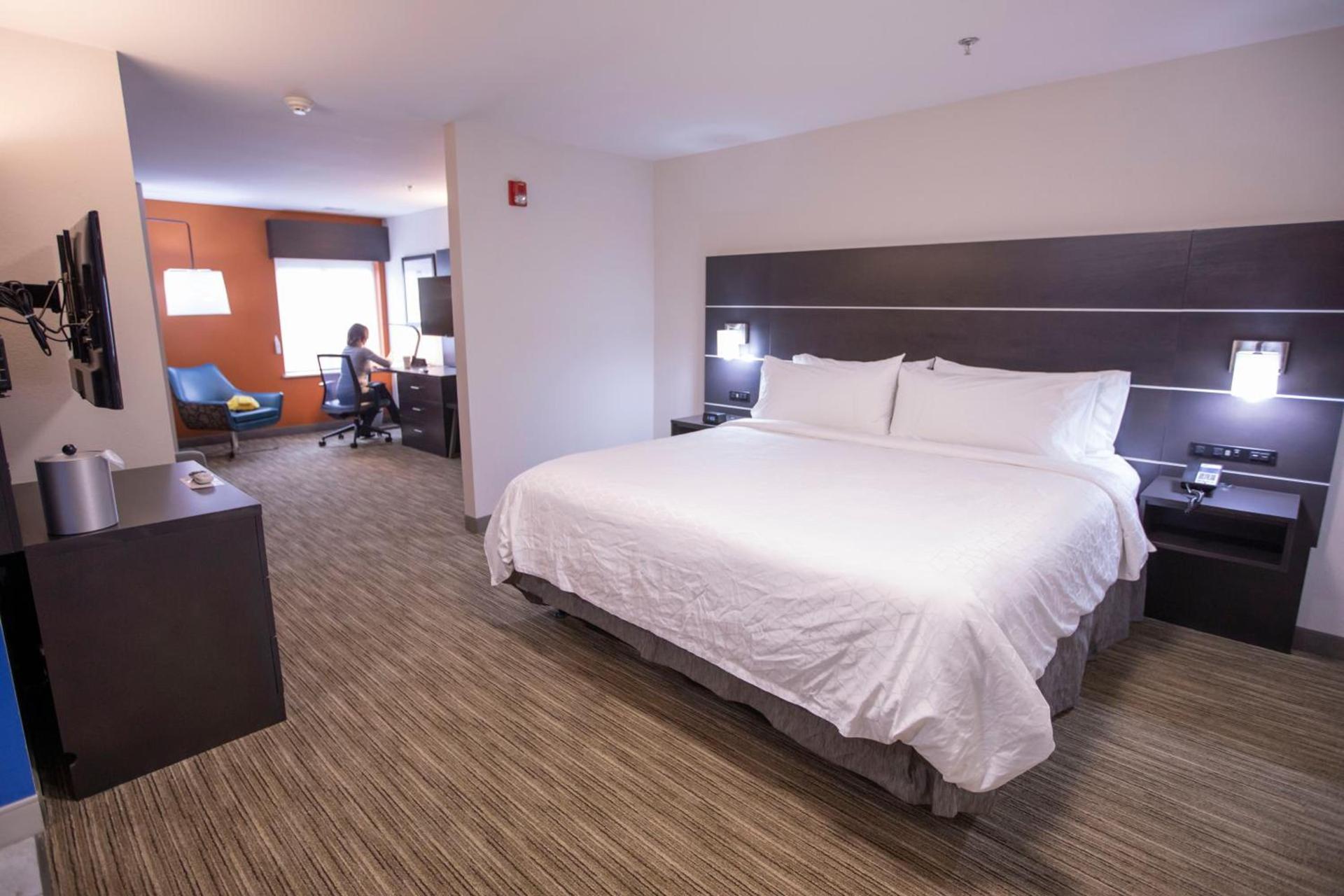 Holiday Inn Express & Suites Locust Grove by IHG photo 4