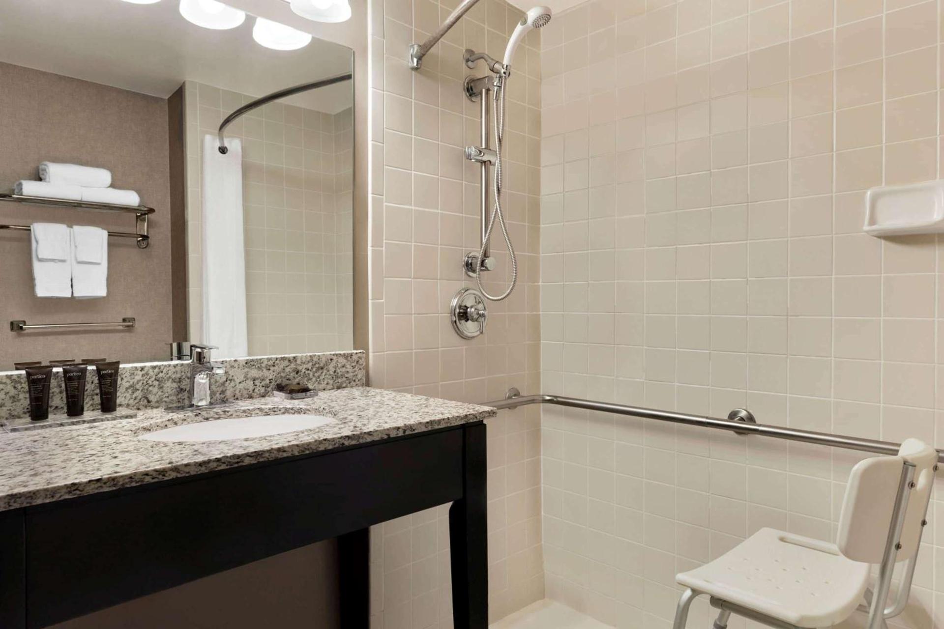 Wingate by Wyndham Cincinnati Blue Ash photo 18