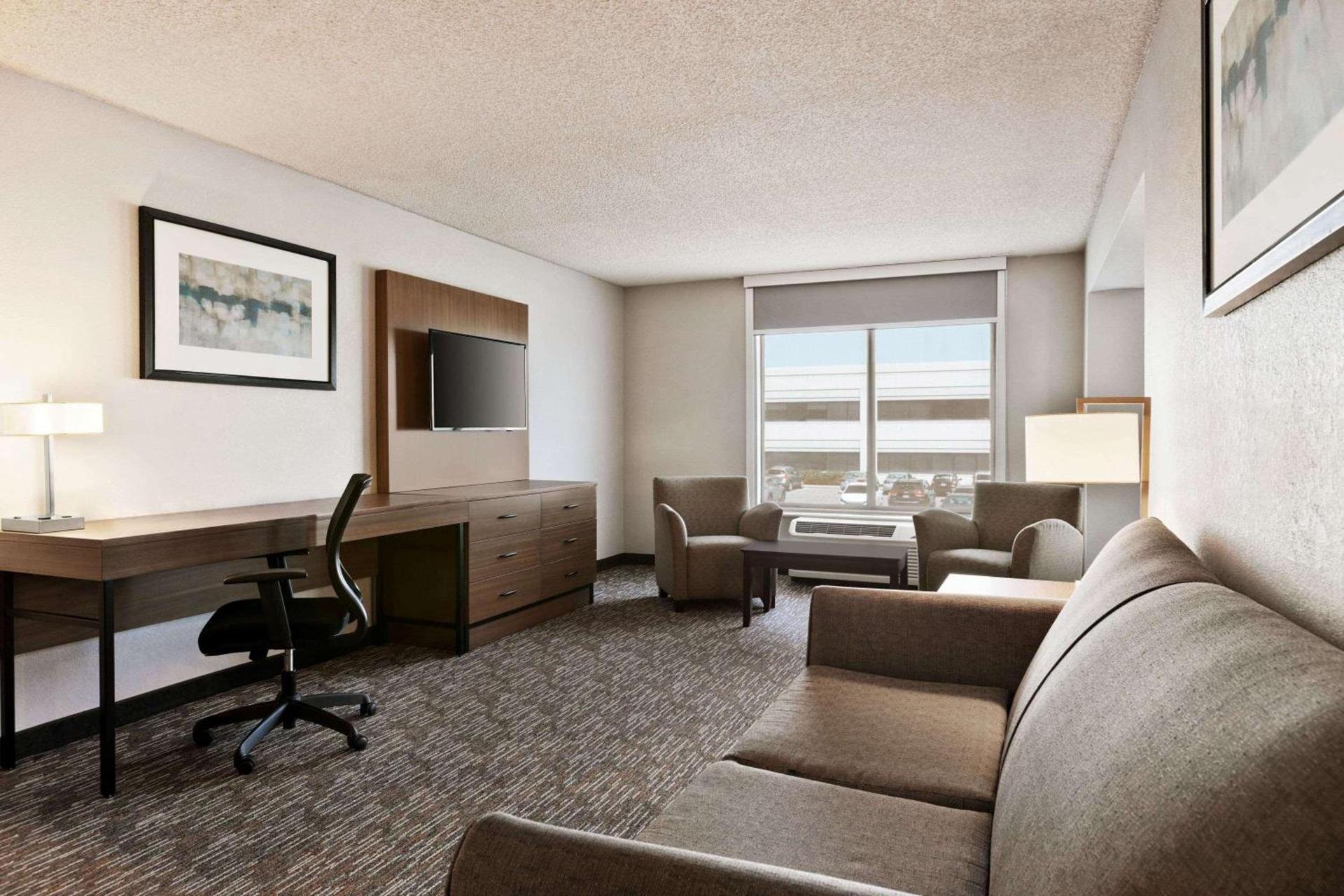 Wingate by Wyndham Cincinnati Blue Ash photo 20