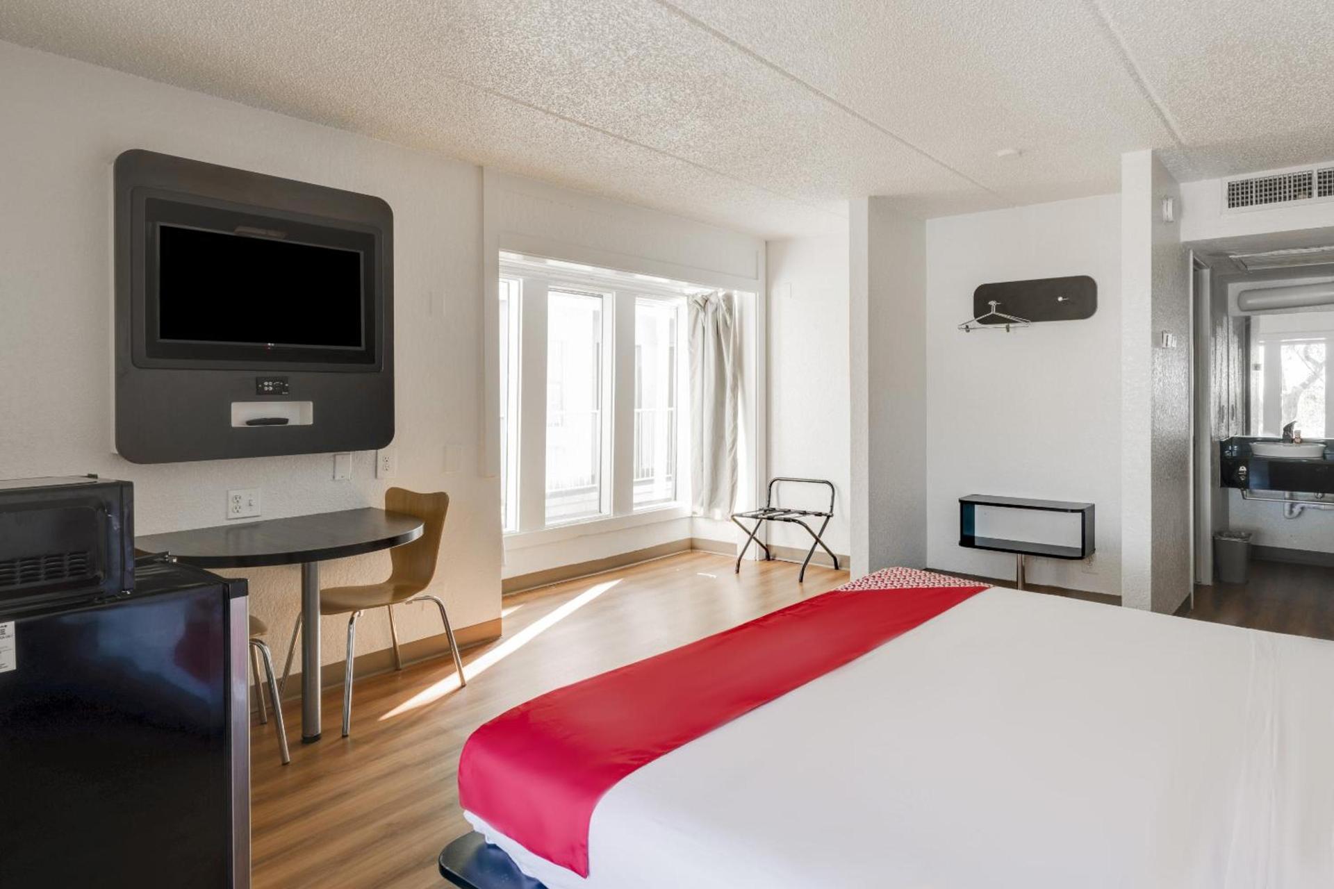 OYO Hotel Houston Katy Freeway photo 30