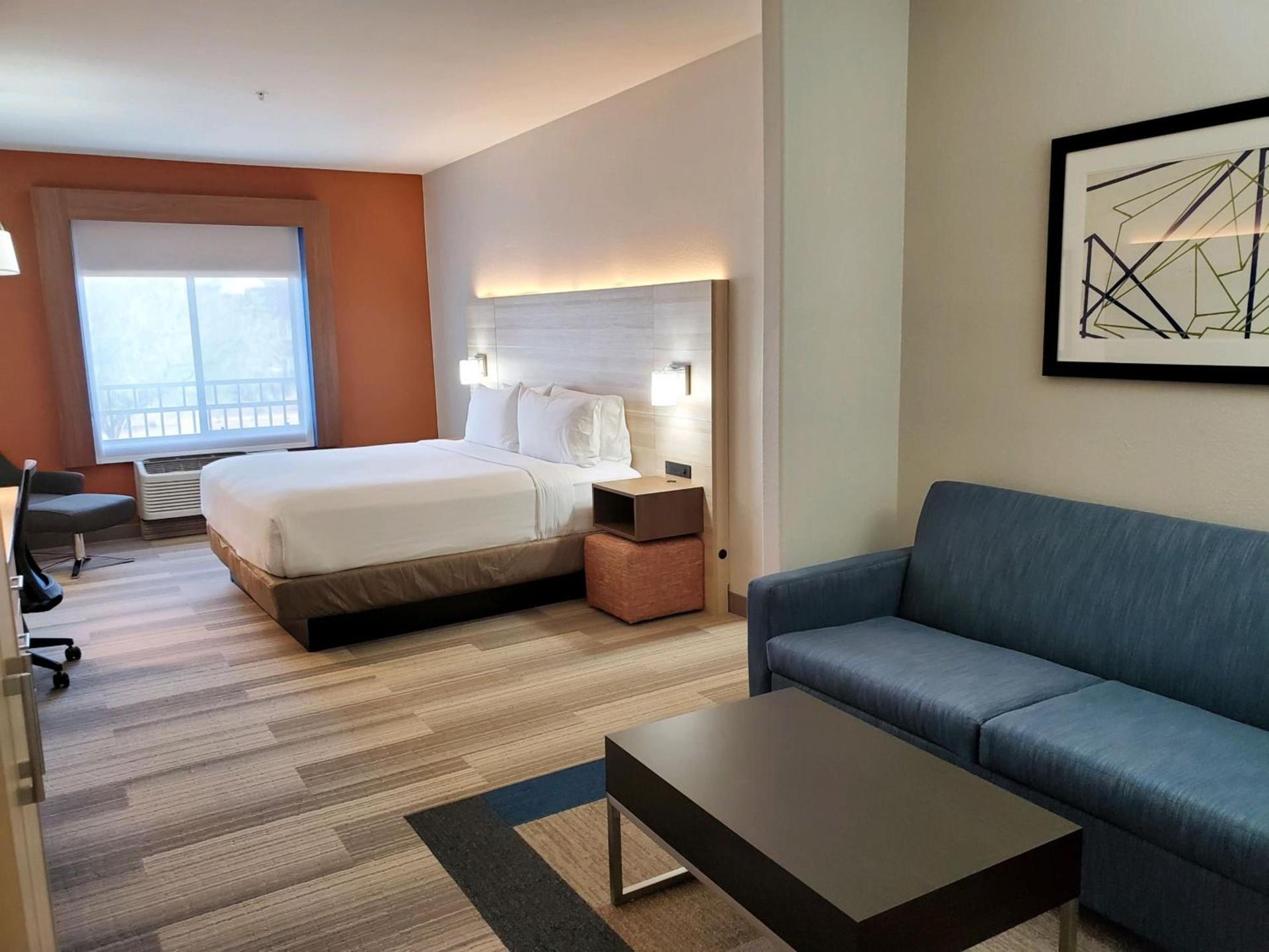 Holiday Inn Express & Suites Phoenix Glendale Dist by IHG photo 43