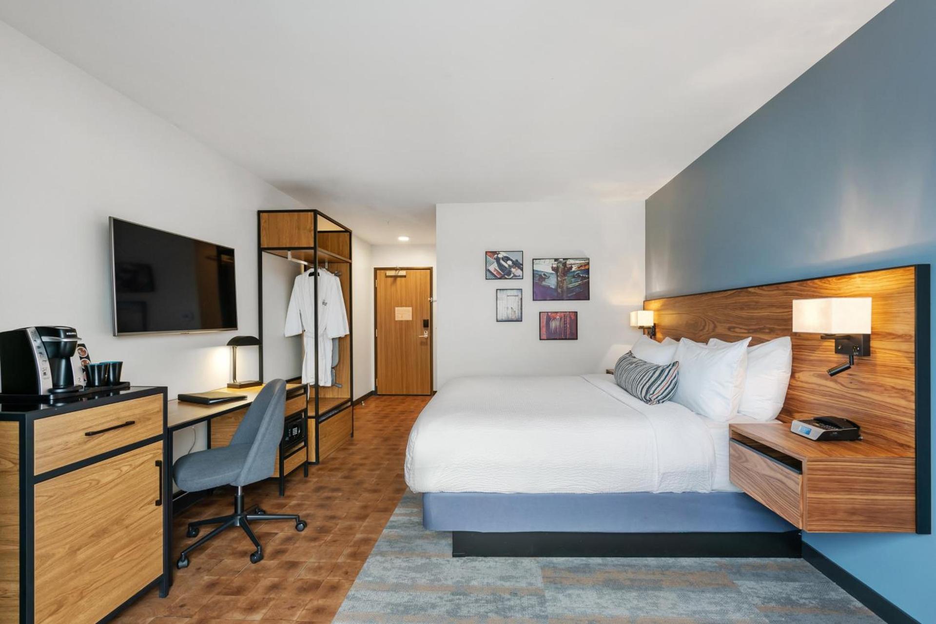 Hotel Indigo Seattle Everett Waterfront Place by IHG photo 99