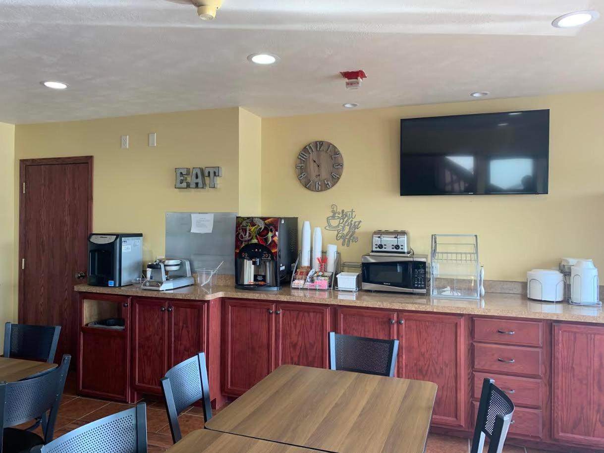 Heartland Hotel & Suites photo 11
