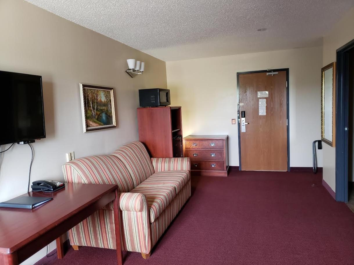 Heartland Hotel & Suites photo 21