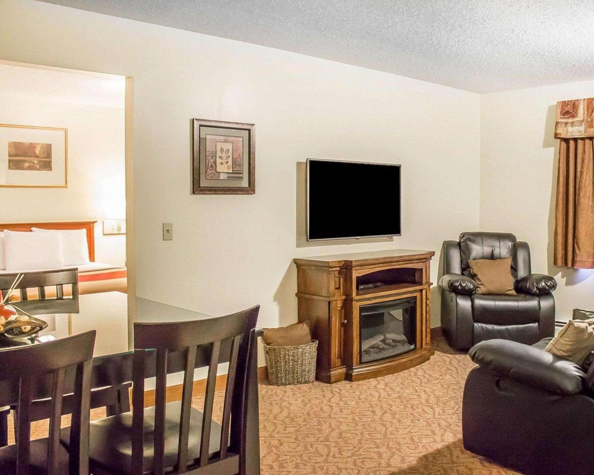 Econo Lodge Menomonie On The Bay photo 20