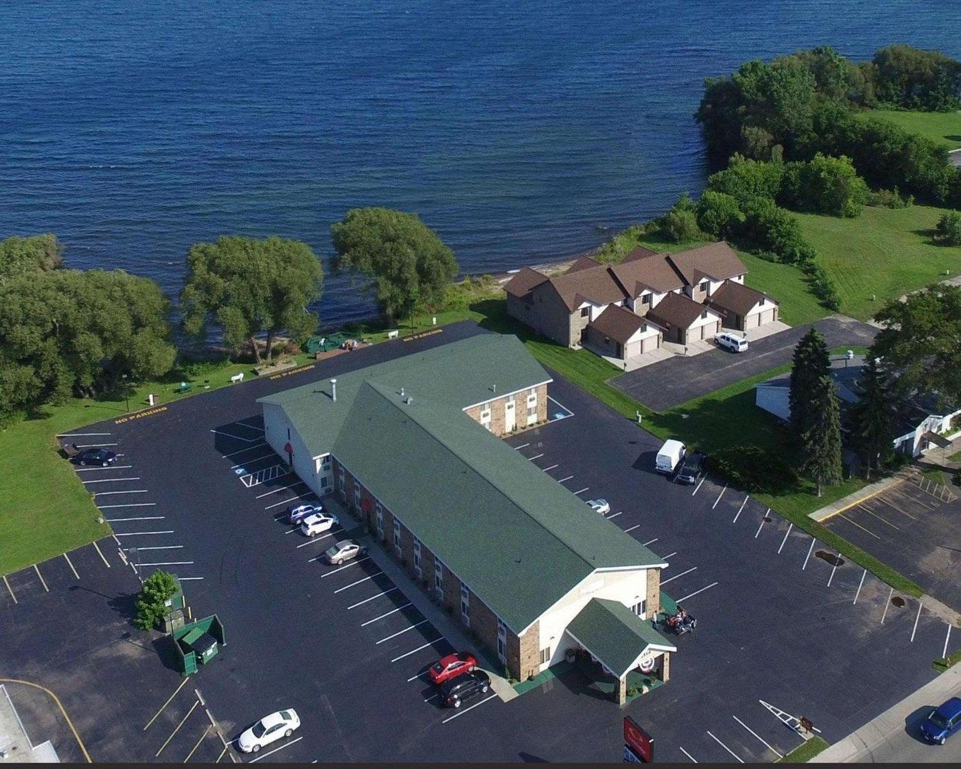 Econo Lodge Menomonie On The Bay photo 1