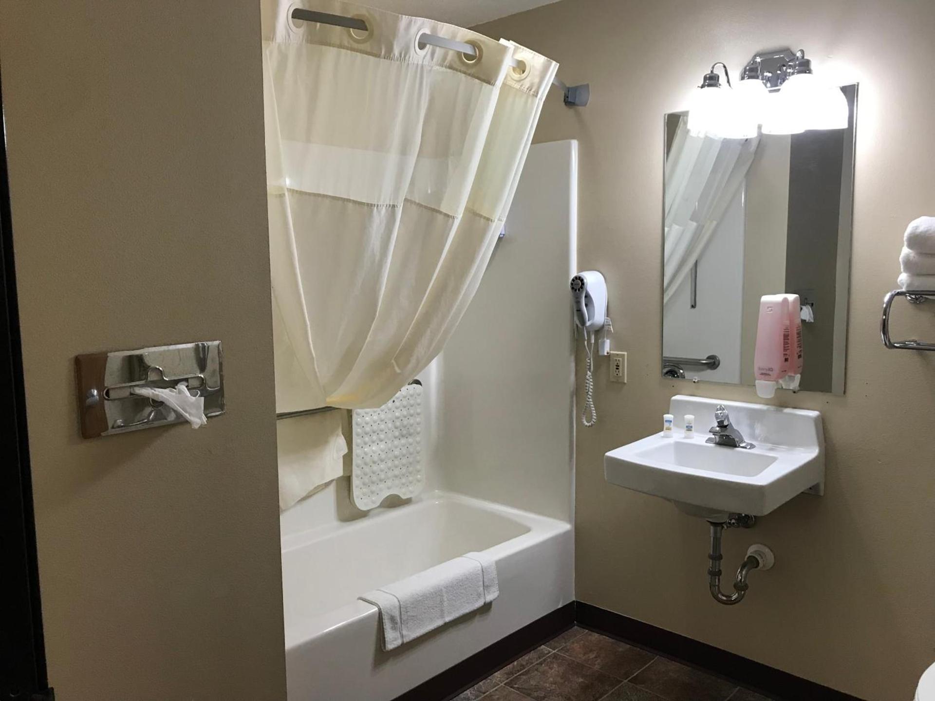 Heartland Hotel & Suites photo 16