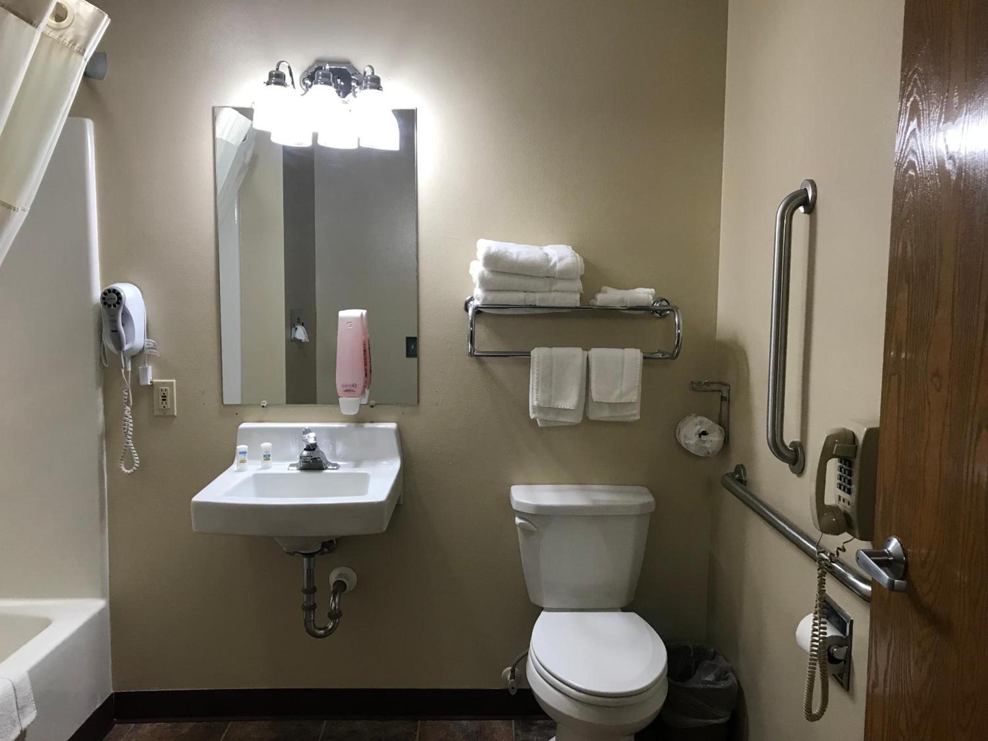Heartland Hotel & Suites photo 15