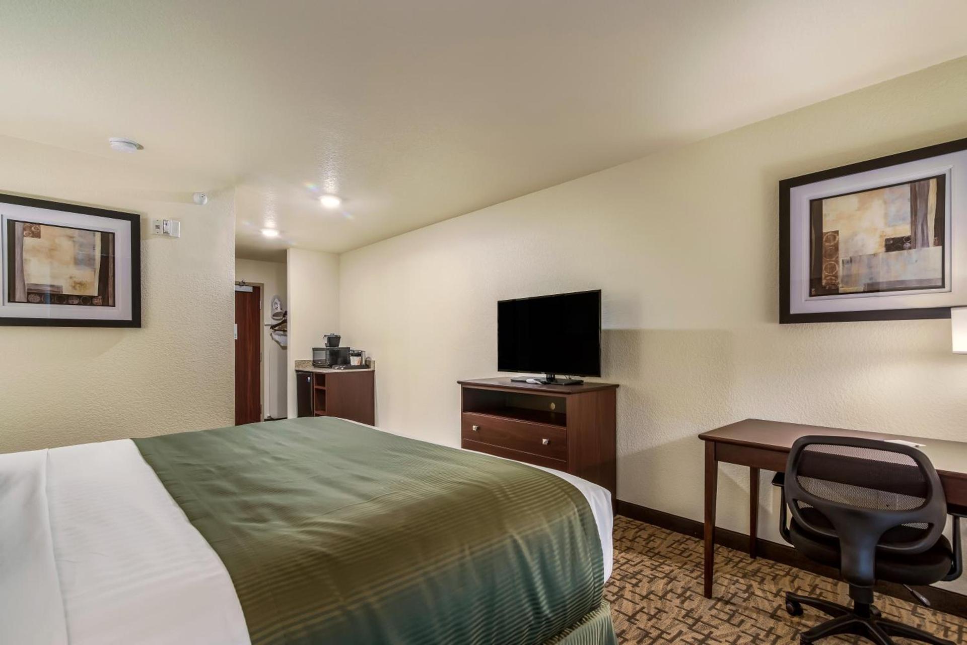 Cobblestone Hotel & Suites - Victor photo 2