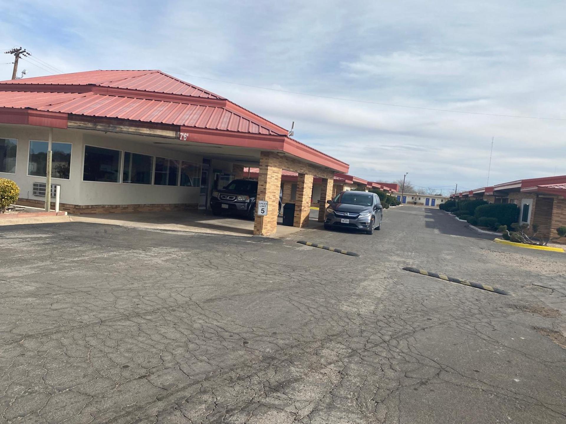 Executive Inn photo 1