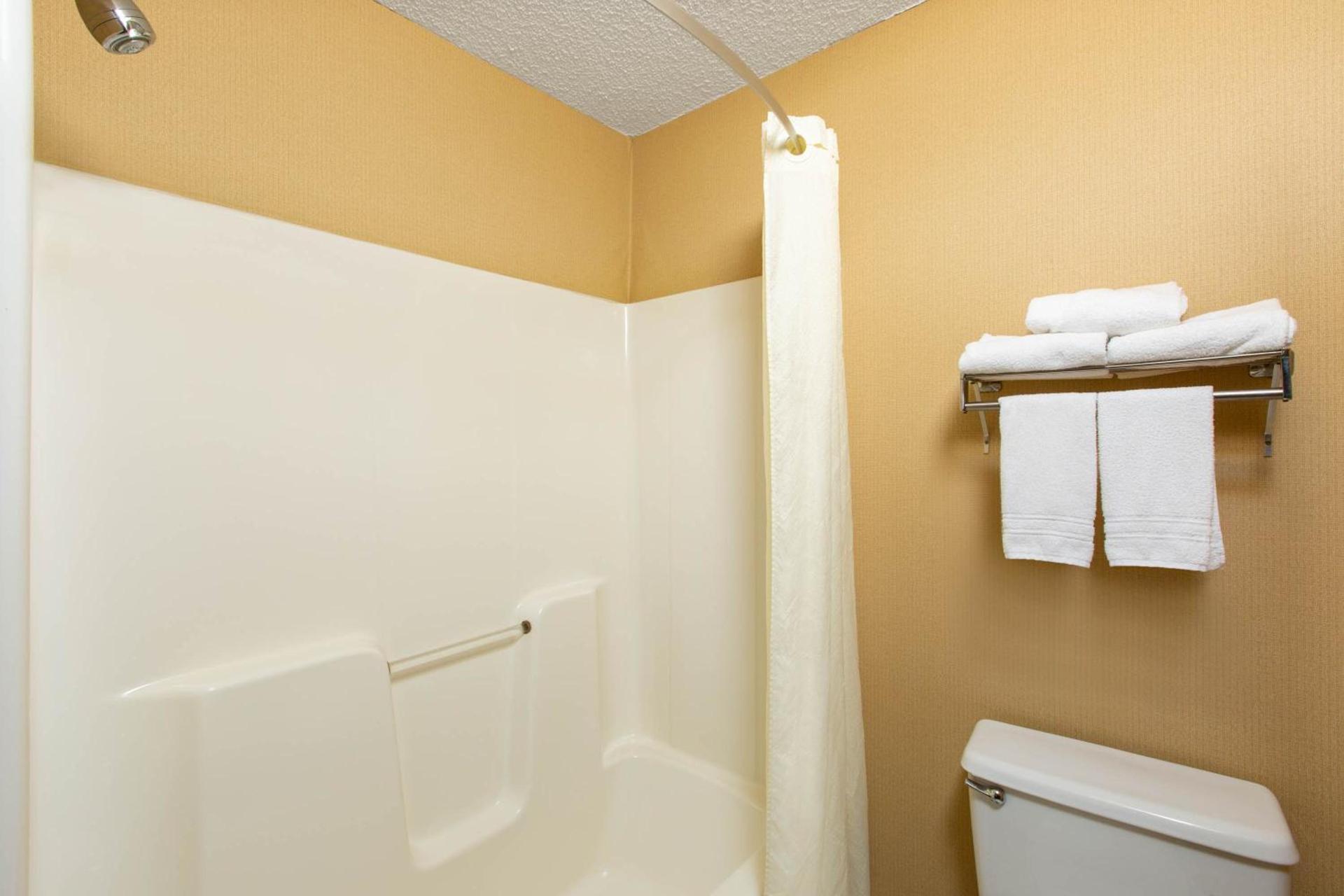 Super 8 by Wyndham Salina I-70 photo 38