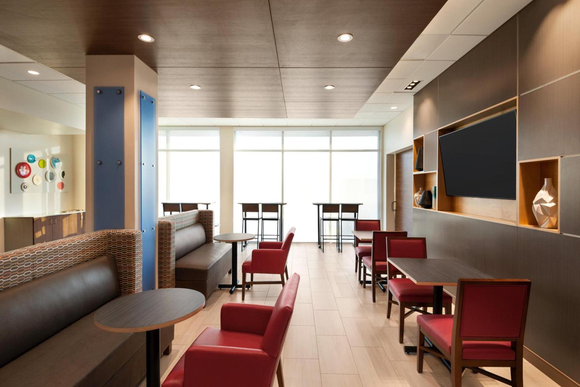 Holiday Inn Express & Suites - Beaver Dam by IHG photo 8