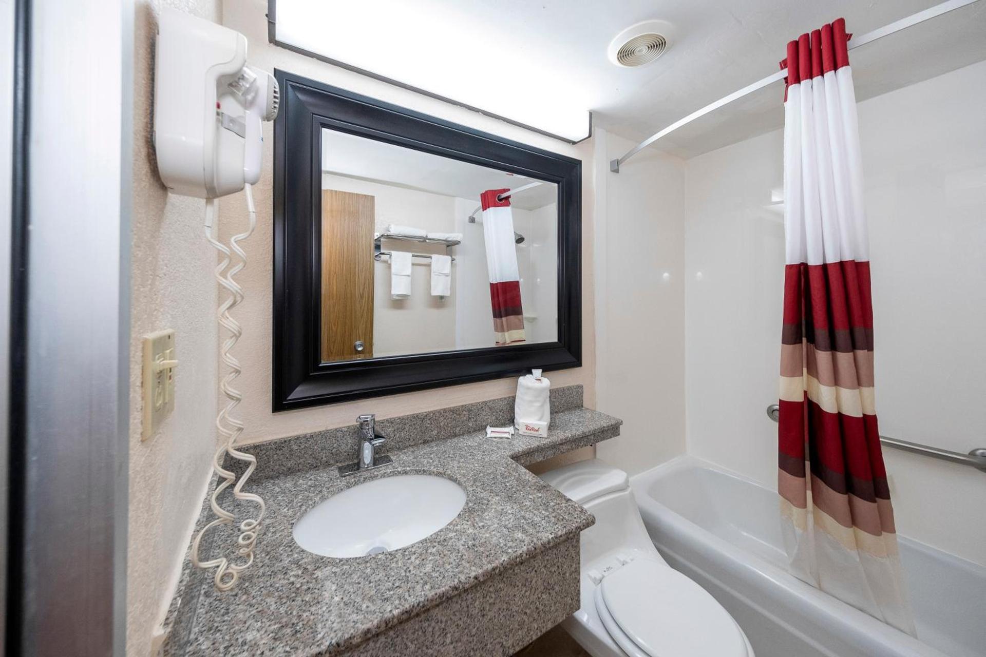 Red Roof Inn Lumberton photo 16
