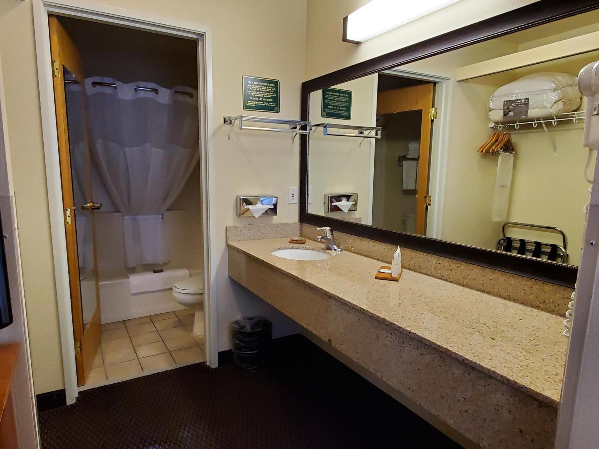 Country Inn & Suites by Radisson, Bend, OR photo 52