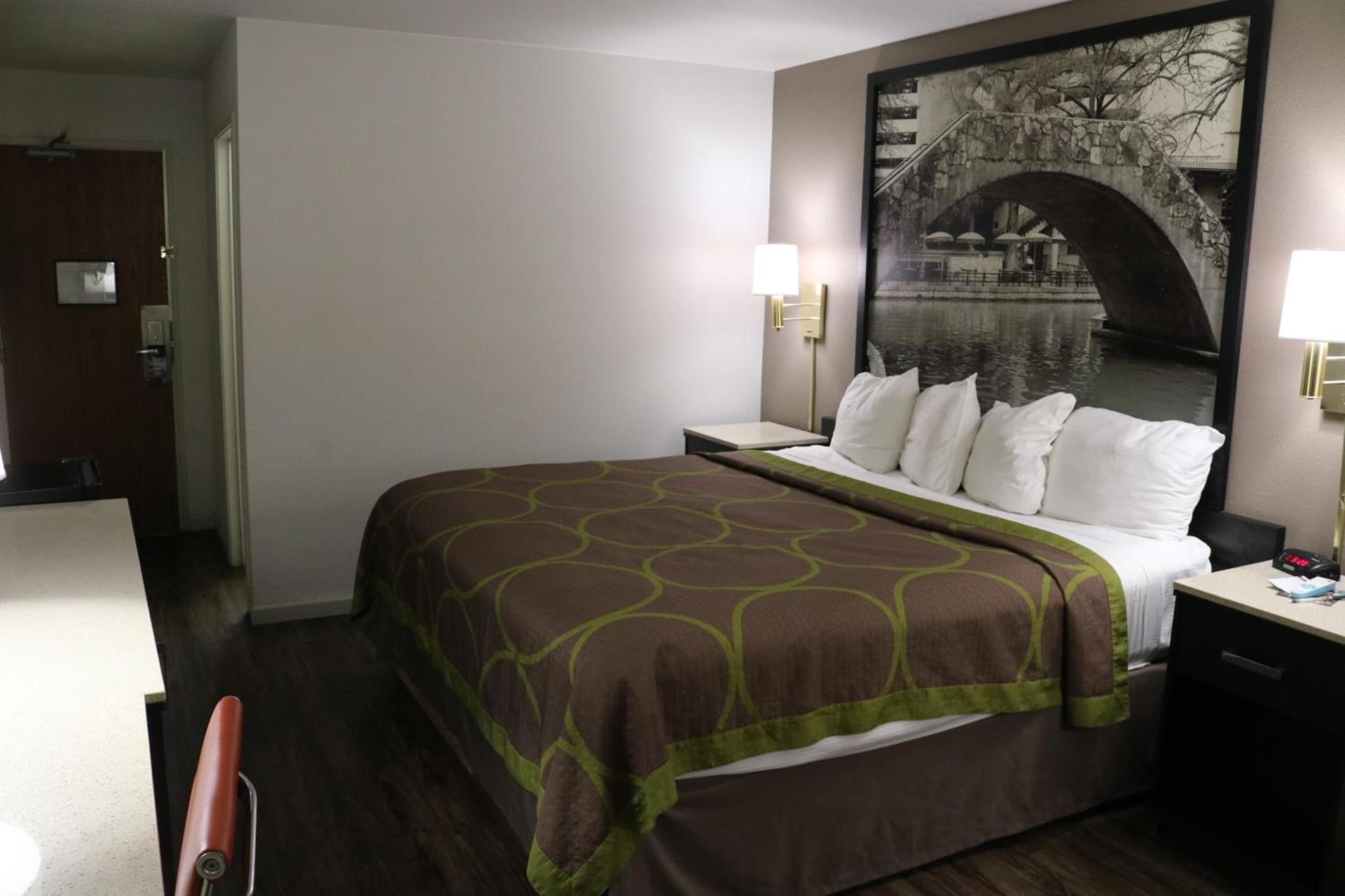 Super 8 by Wyndham San Antonio/I-35 North photo 26