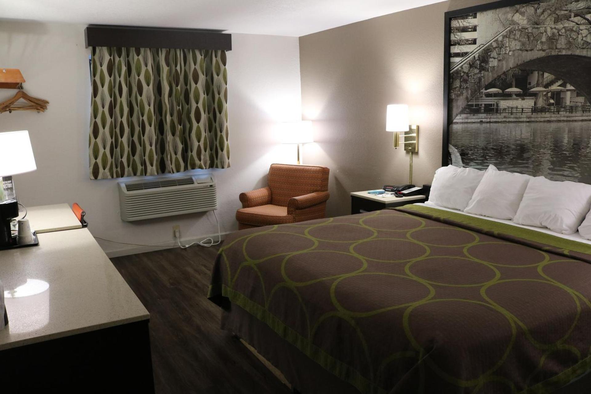 Super 8 by Wyndham San Antonio/I-35 North photo 27