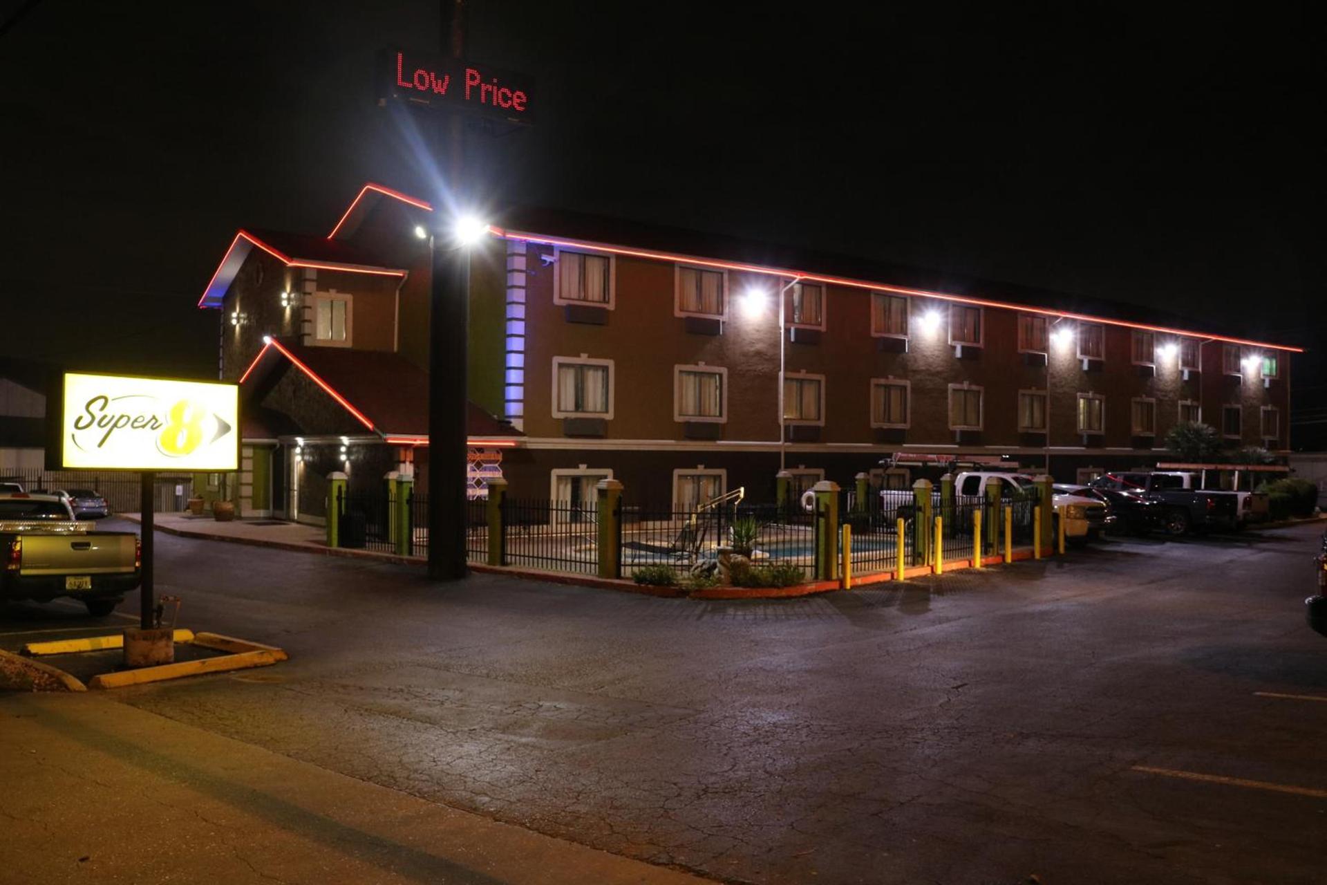 Super 8 by Wyndham San Antonio/I-35 North photo 32