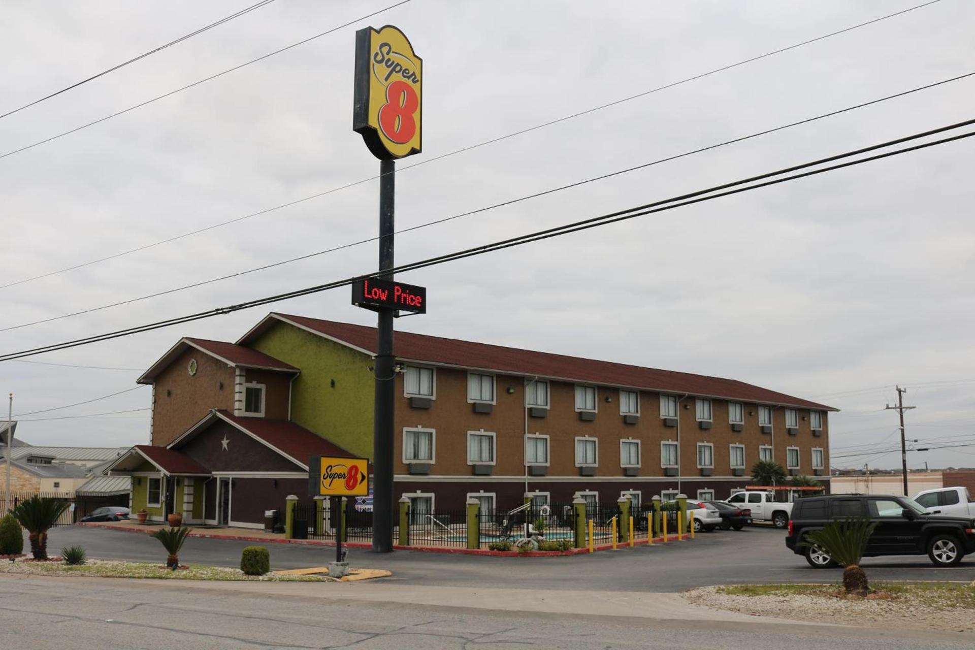 Super 8 by Wyndham San Antonio/I-35 North photo 16