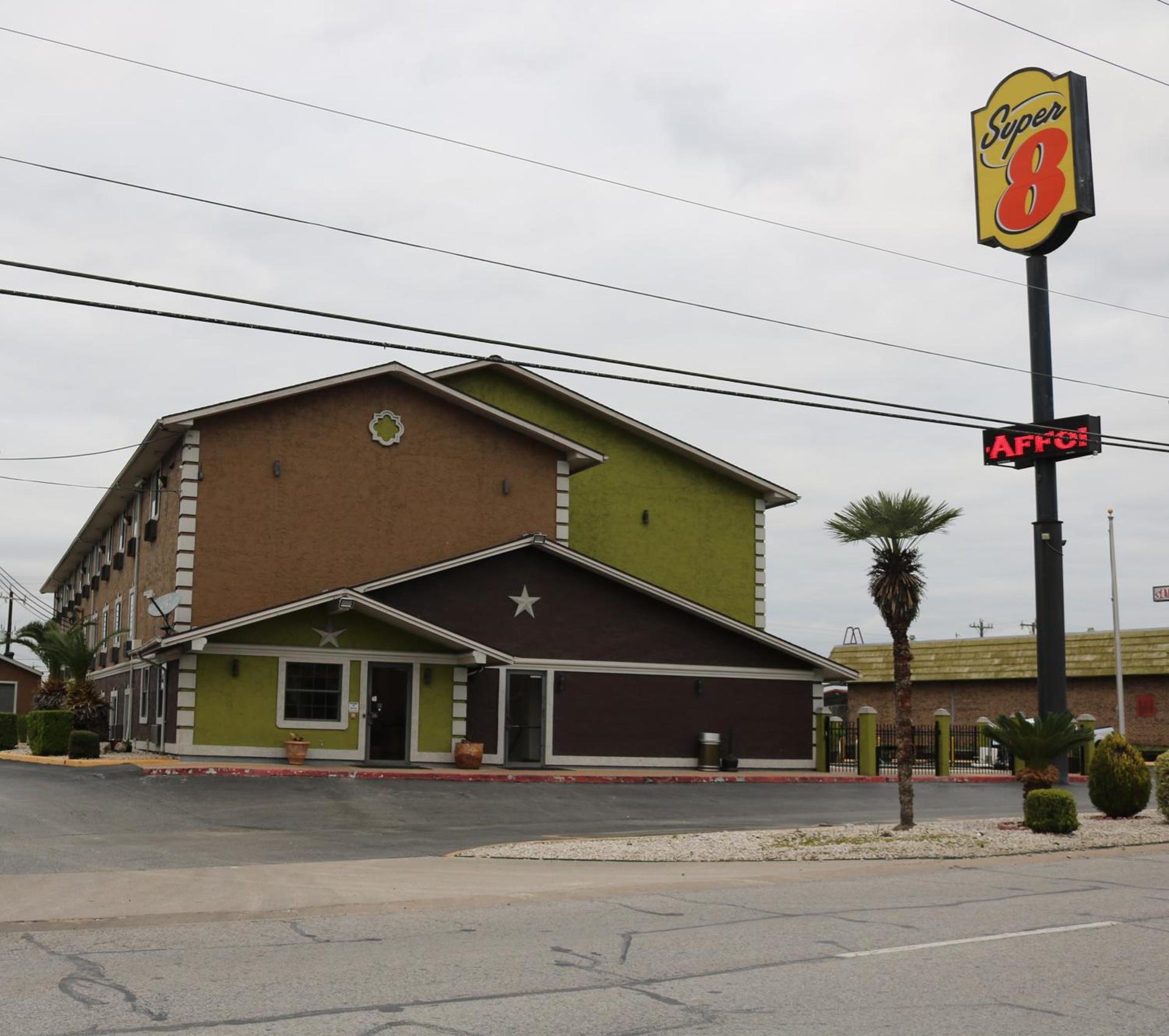 Super 8 by Wyndham San Antonio/I-35 North photo 23