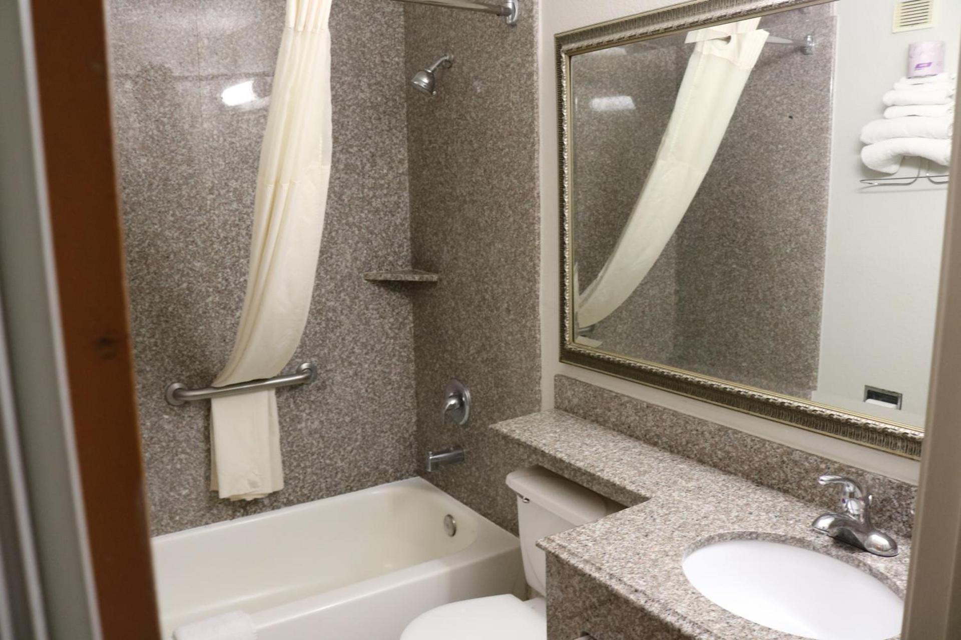 Super 8 by Wyndham San Antonio/I-35 North photo 28