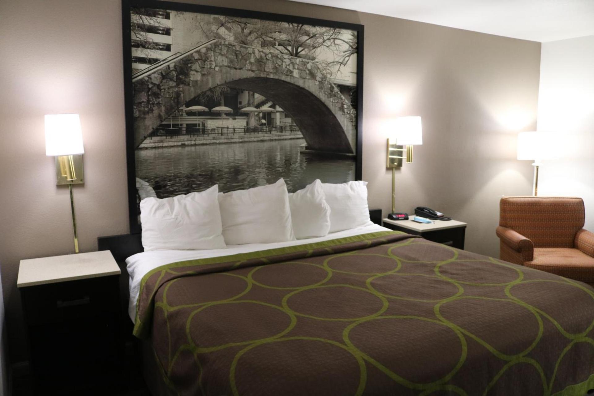 Super 8 by Wyndham San Antonio/I-35 North photo 21