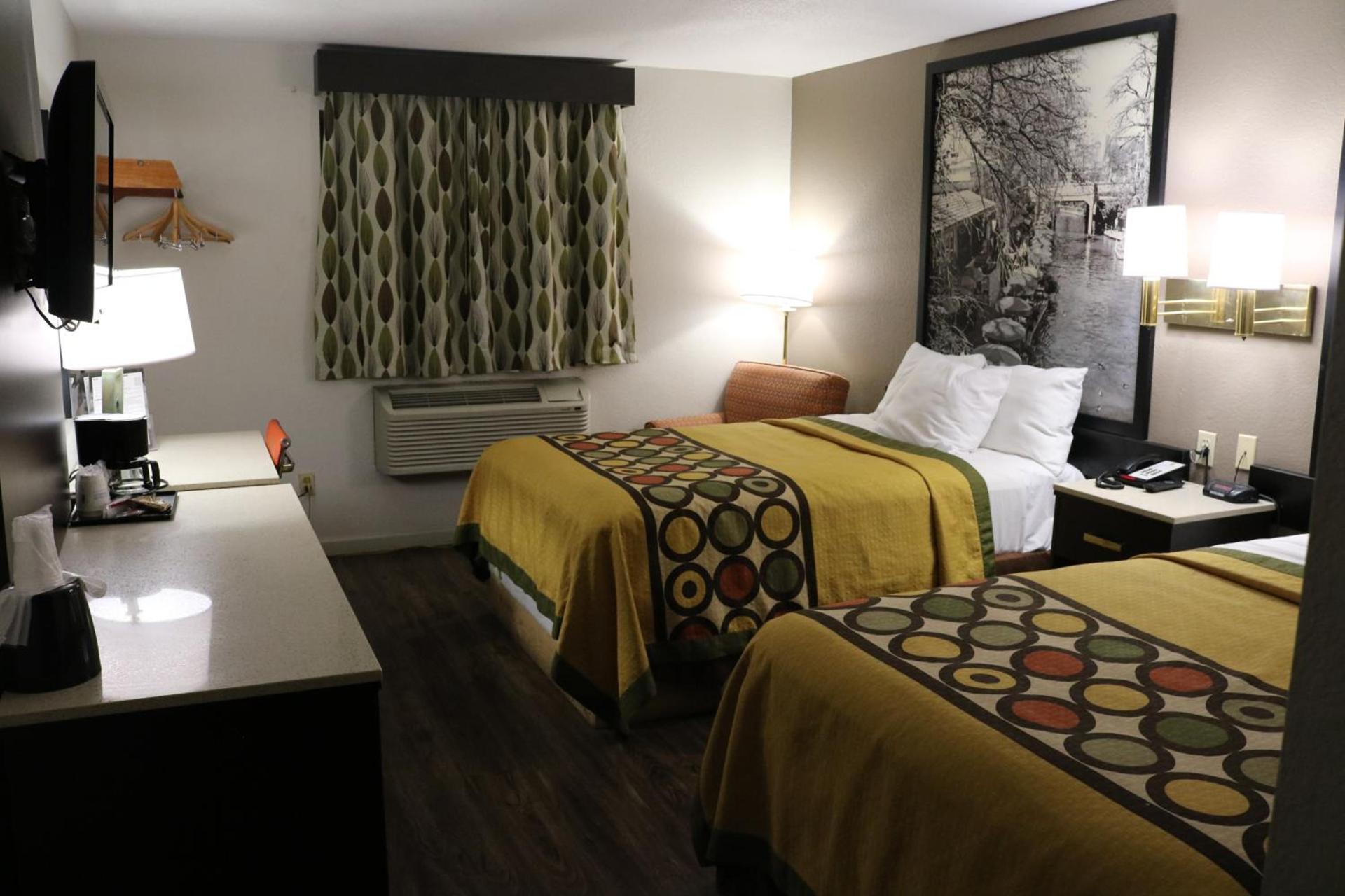 Super 8 by Wyndham San Antonio/I-35 North photo 31