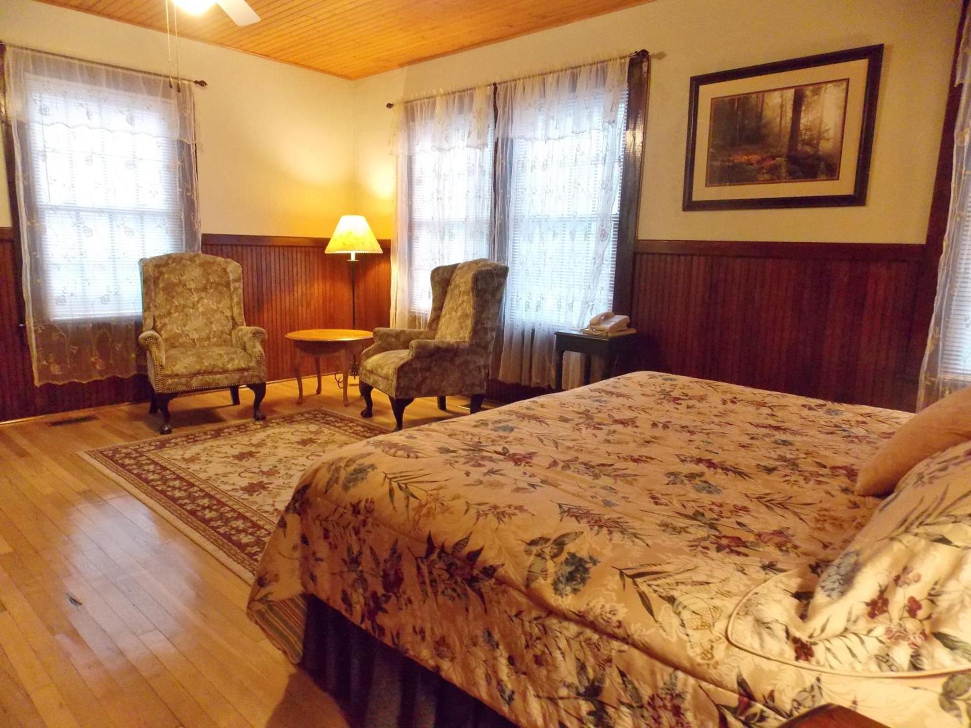 Highland Lake Inn & Resort - Flat Rock photo 20