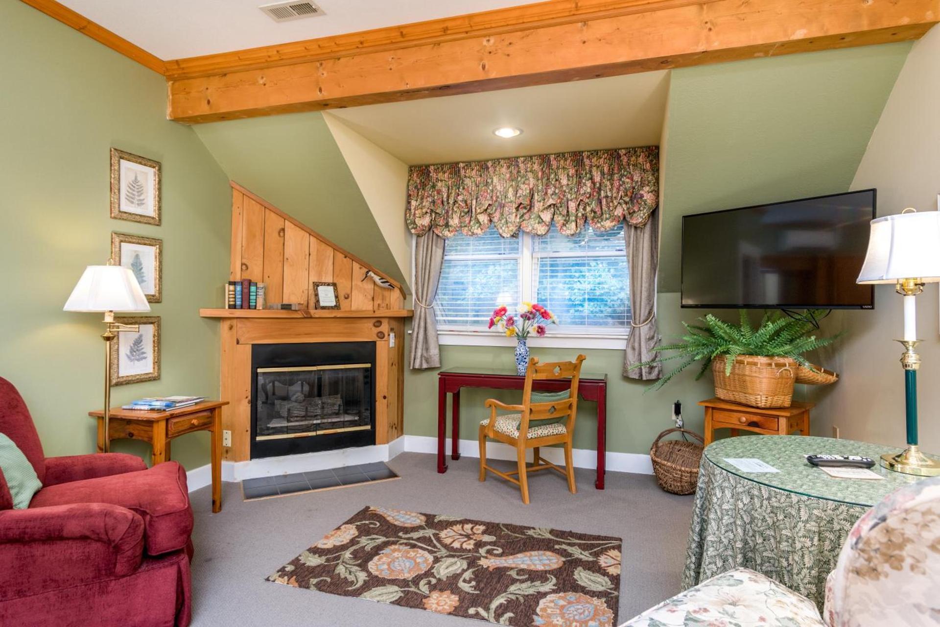 Highland Lake Inn & Resort - Flat Rock photo 16