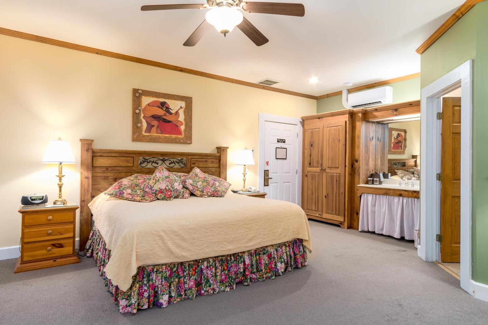 Highland Lake Inn & Resort - Flat Rock photo 17