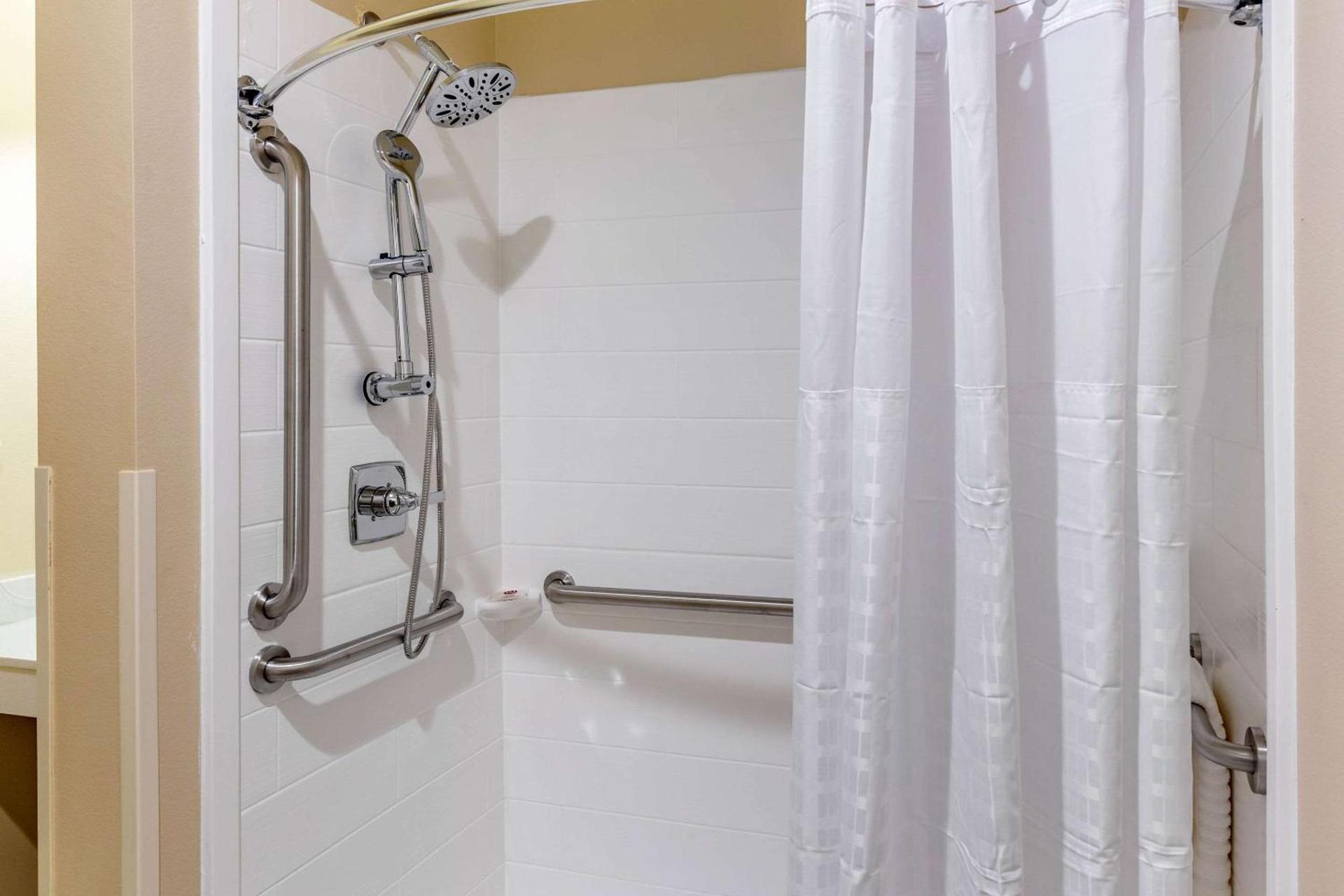 Comfort Suites Greensboro-High Point photo 22
