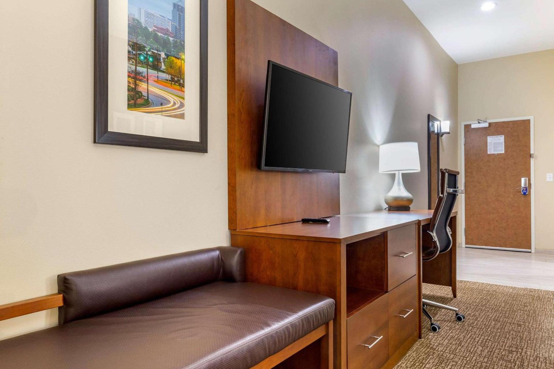 Comfort Suites Greensboro-High Point photo 16