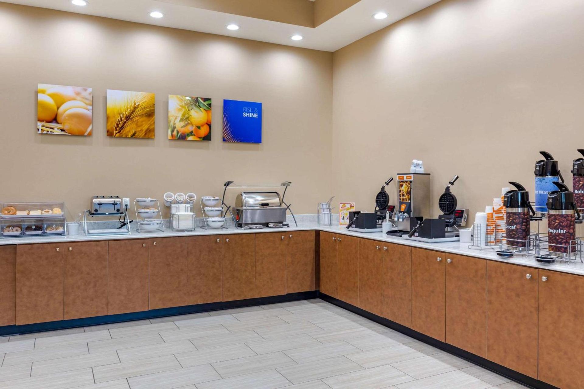 Comfort Suites Greensboro-High Point photo 27