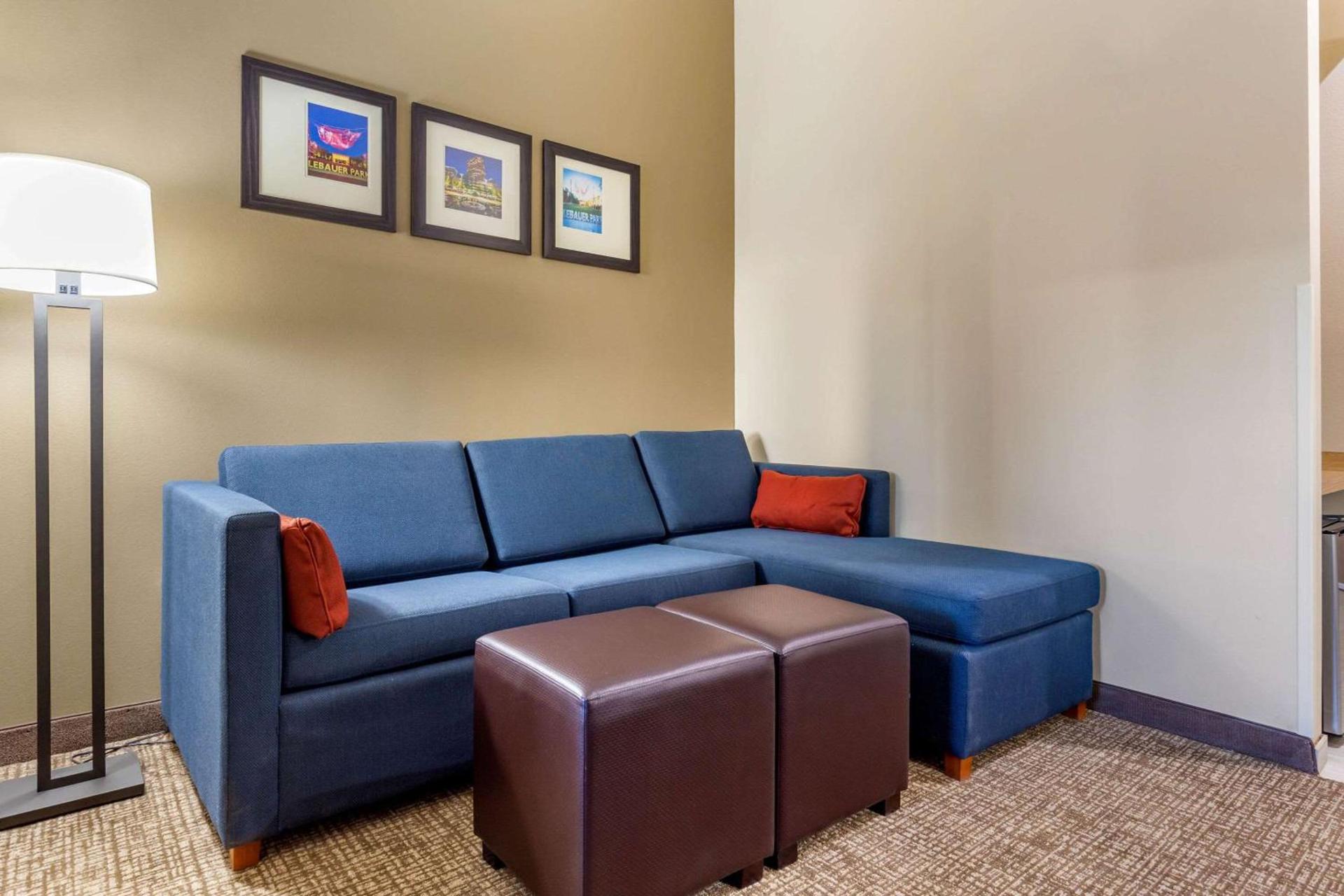 Comfort Suites Greensboro-High Point photo 8