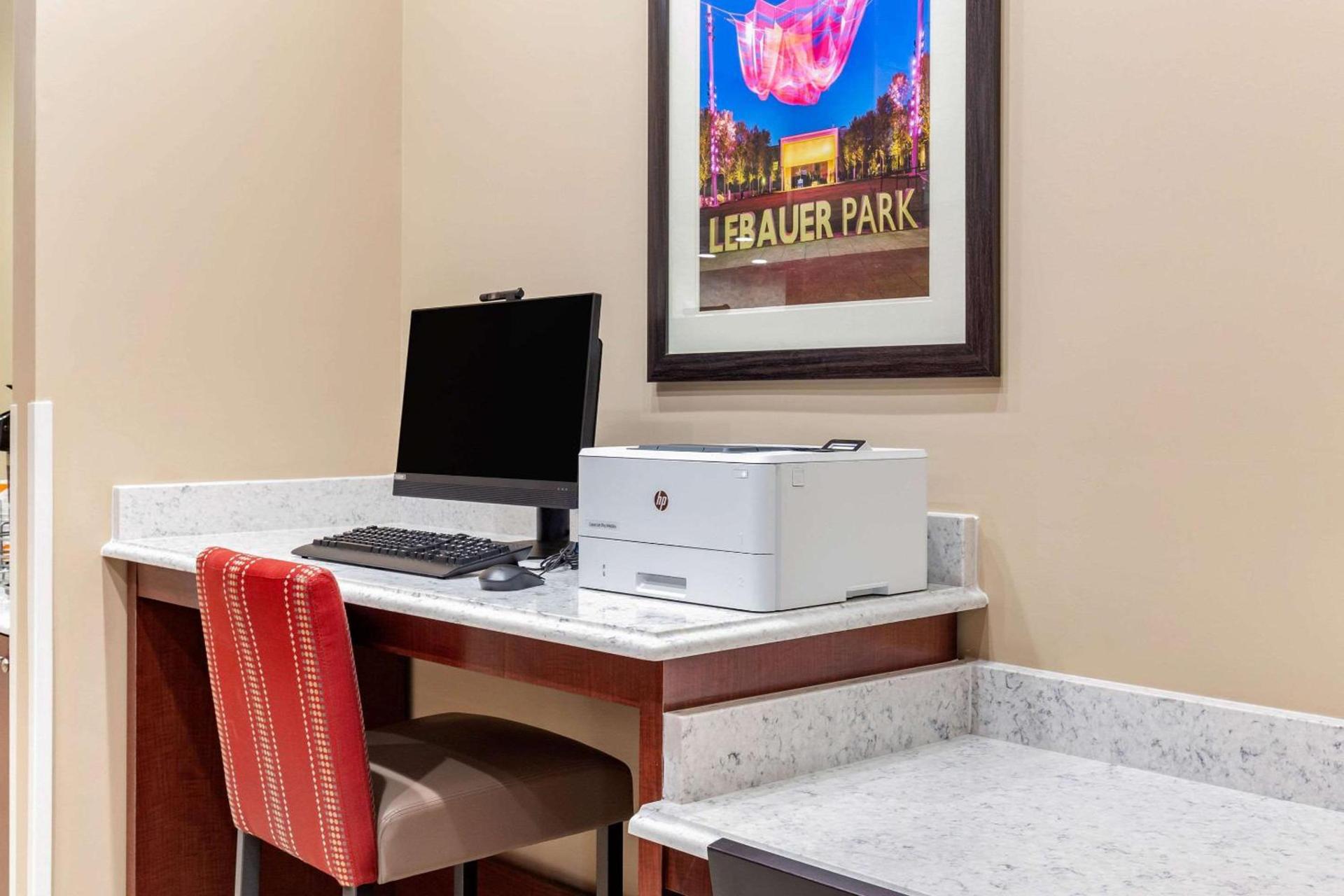 Comfort Suites Greensboro-High Point photo 25