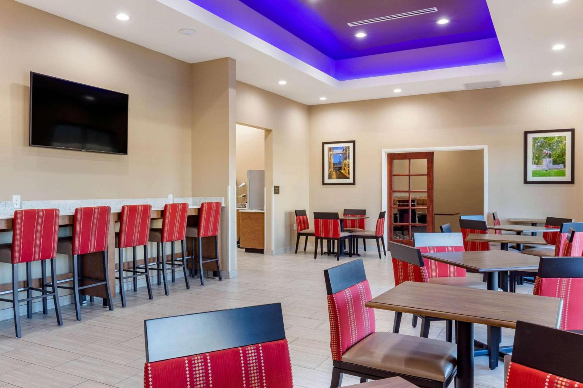 Comfort Suites Greensboro-High Point photo 28